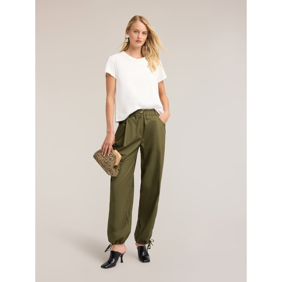 Pantalon cargo verde militare, MOTIVI
