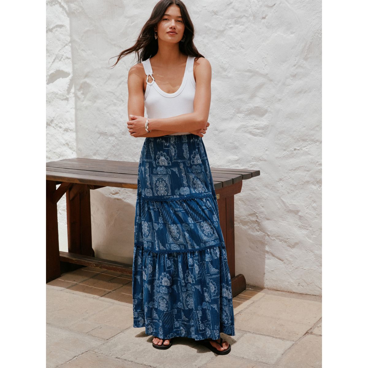 Jupe longue en coton avec volants superposés imprimé bandana bleu/écru, NEXT