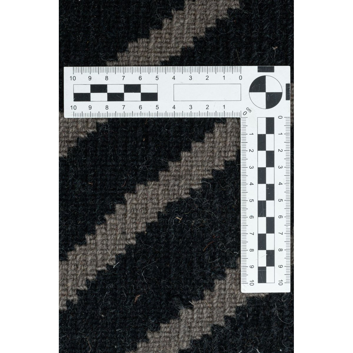 Tapis salon Baktapur noué main en laine noir, THEKO