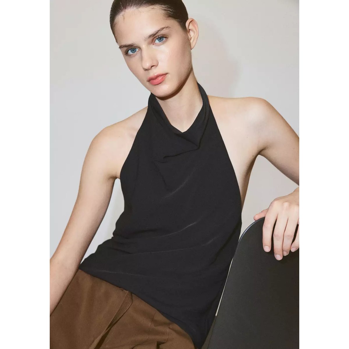 Top emmanchures américaines drapé noir, MANGO