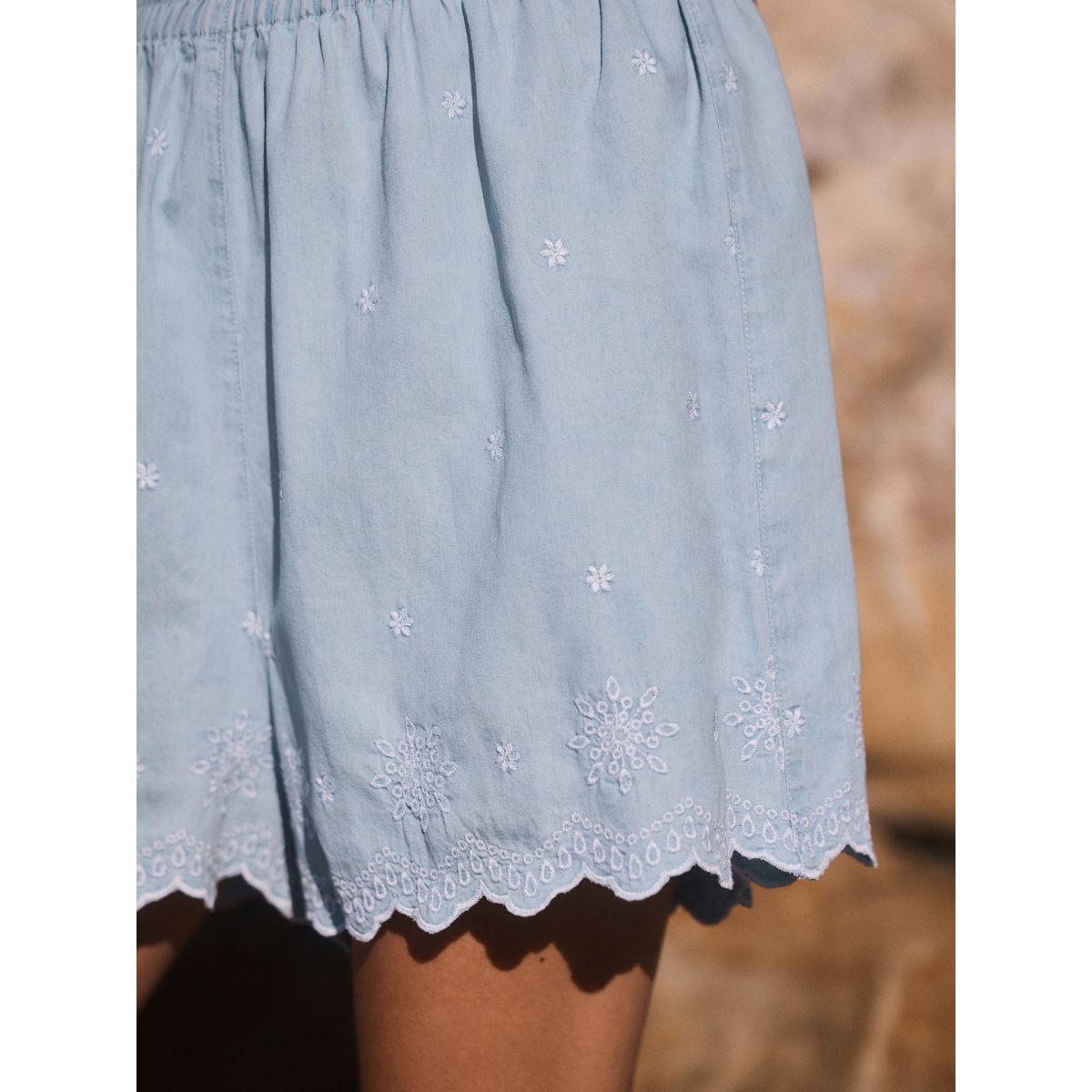 Short à enfiler en denim brodé bleach blue, NEXT
