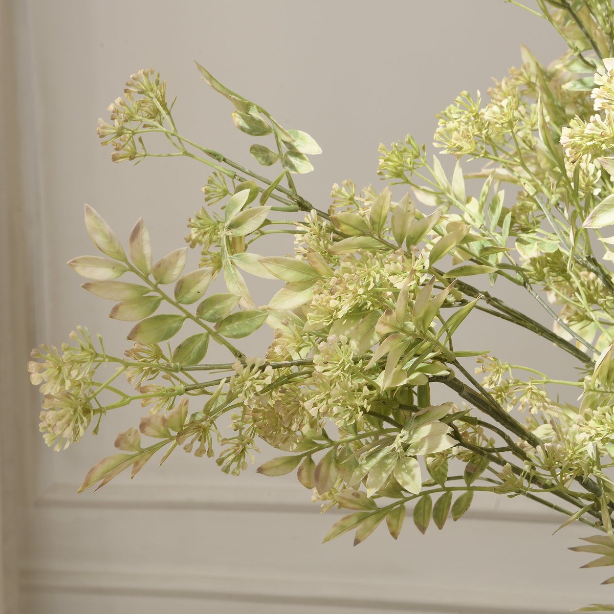 Feuillage avec fleurs artificielles H110 LES ESSENTIELS blanc, SIA