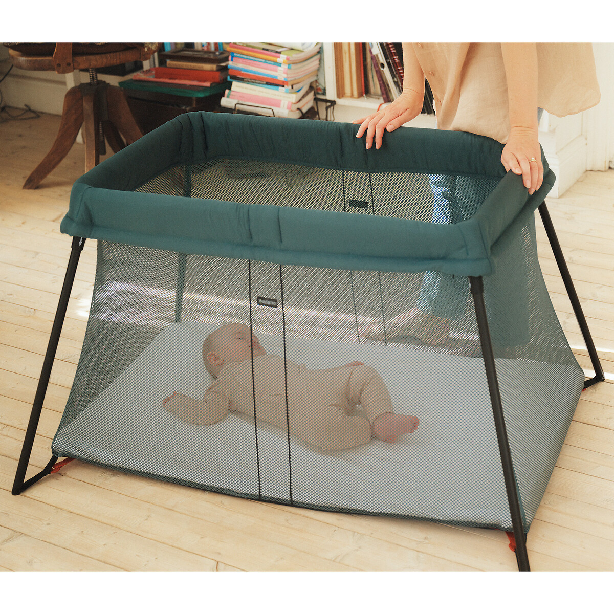 Lit parapluie light avec drap housse vert, BABYBJORN