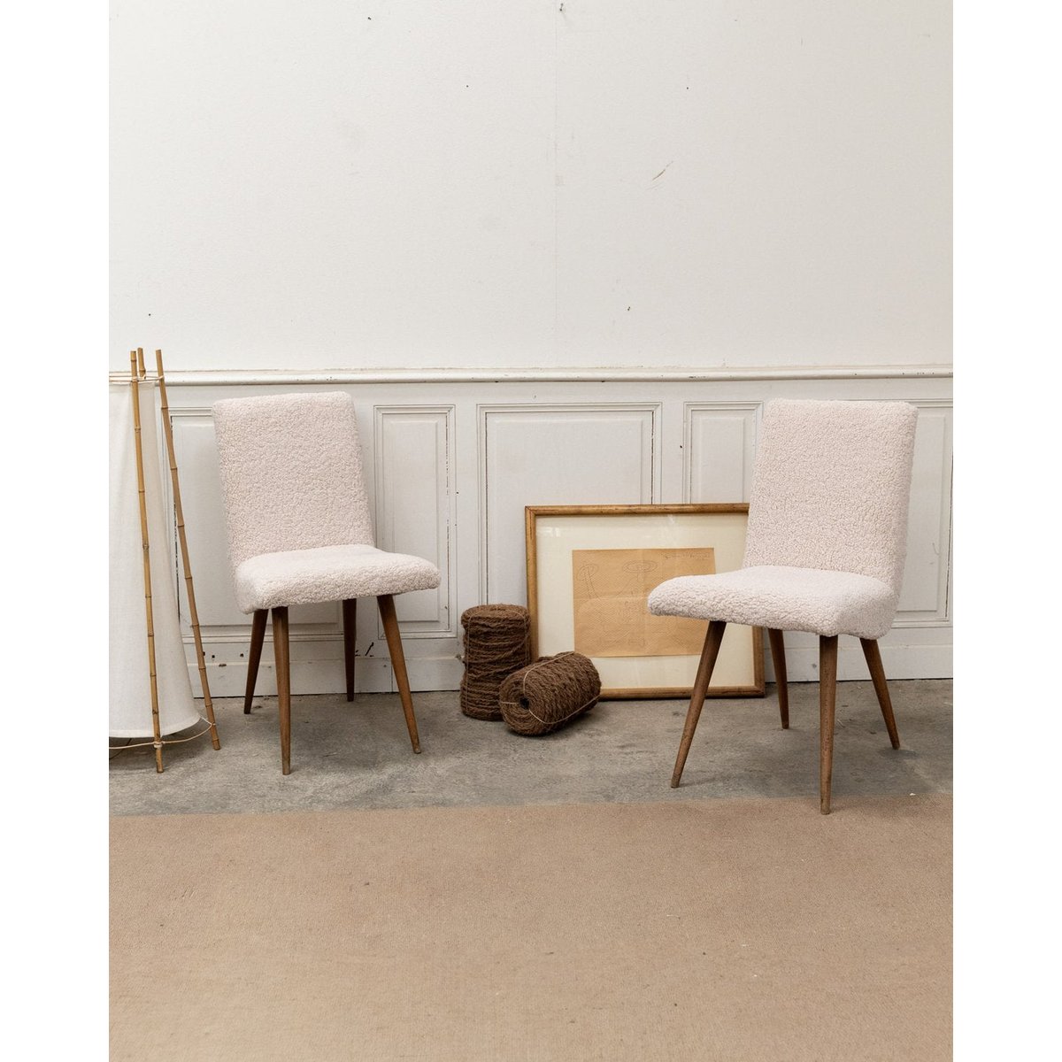 Paire de chaises en tissu bouclette blanc Alma N°1691 - Bon état blanc, DEBONGOUT
