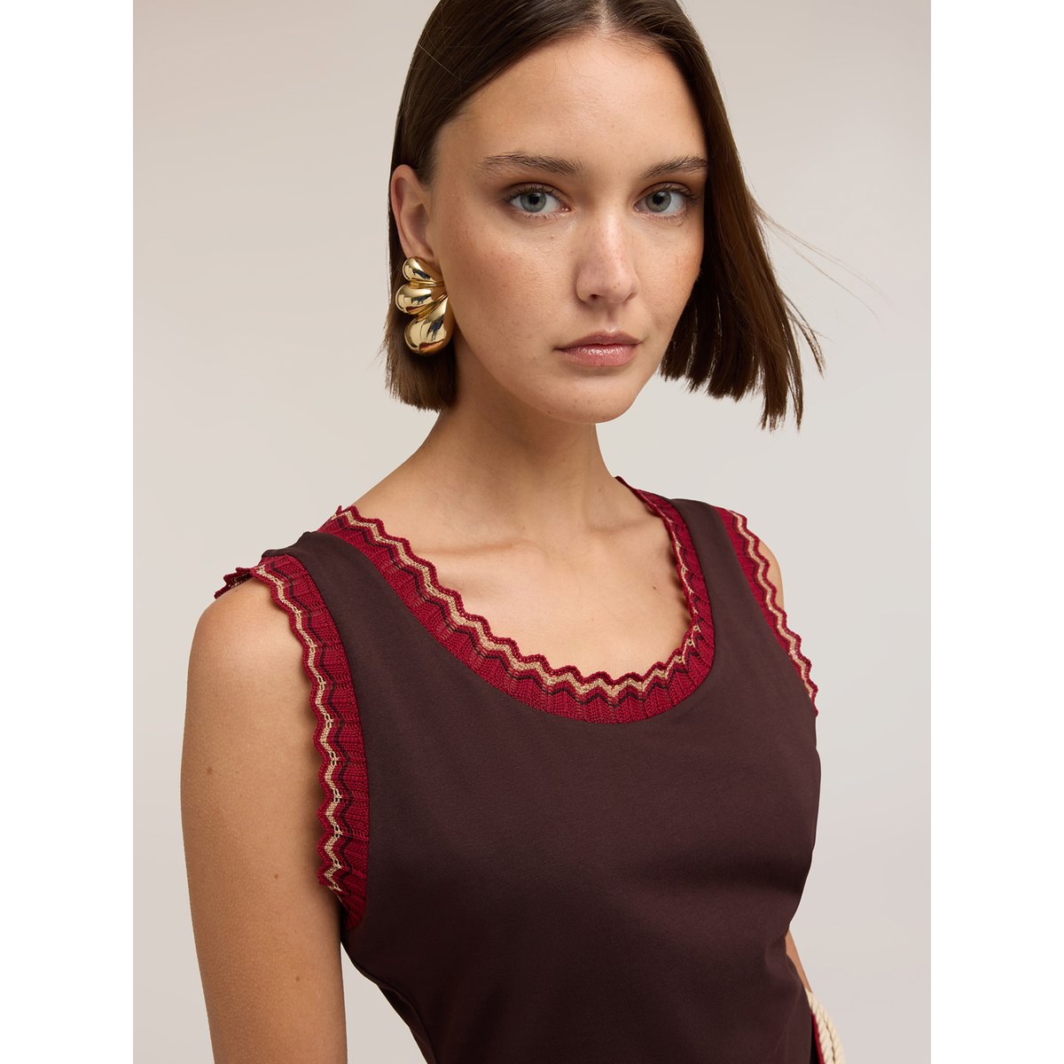 Top avec bord marron, MOTIVI