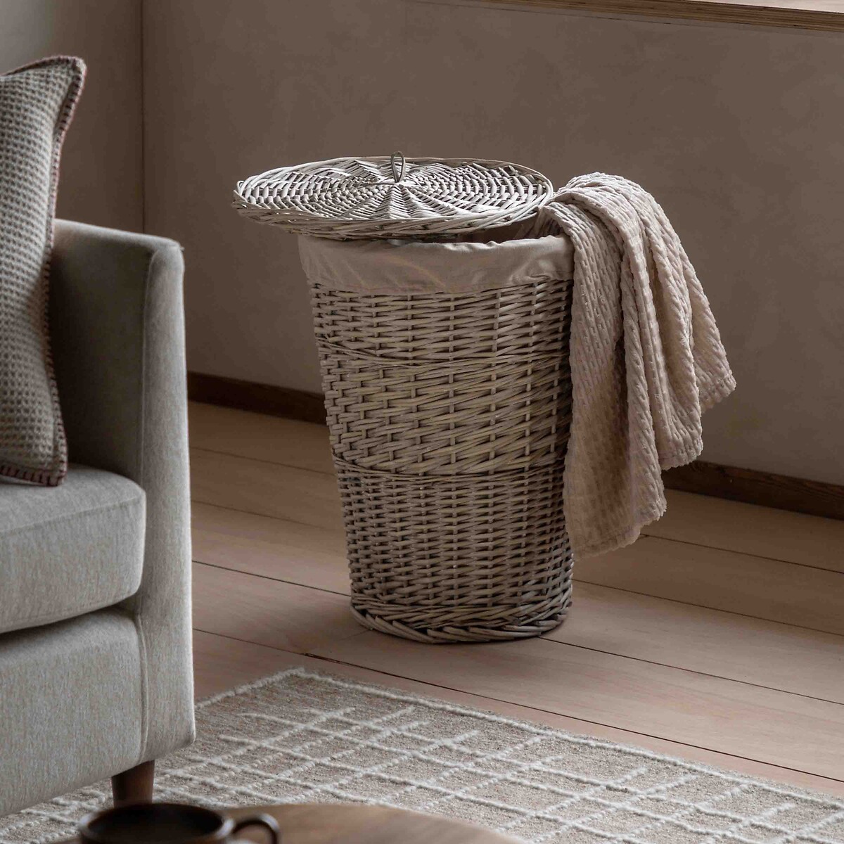 Lined Laundry Basket in Natural brown , ÉDITÉ