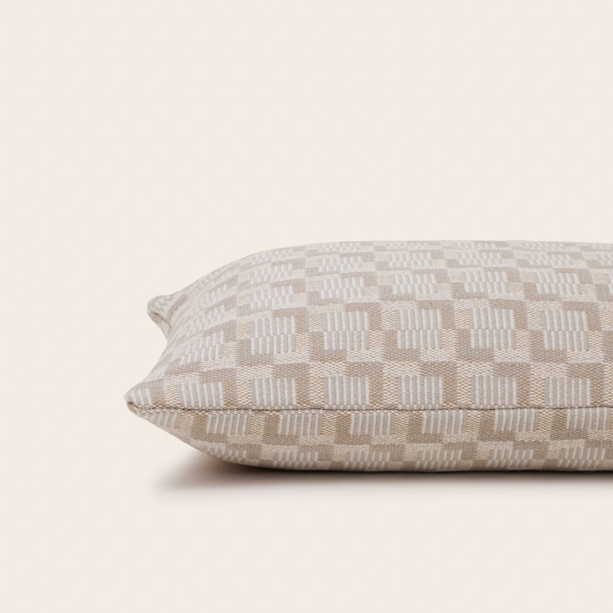 housse de coussin en Jacquard graphique laine et coton VITORIO ivoire et beige cendré, MADURA