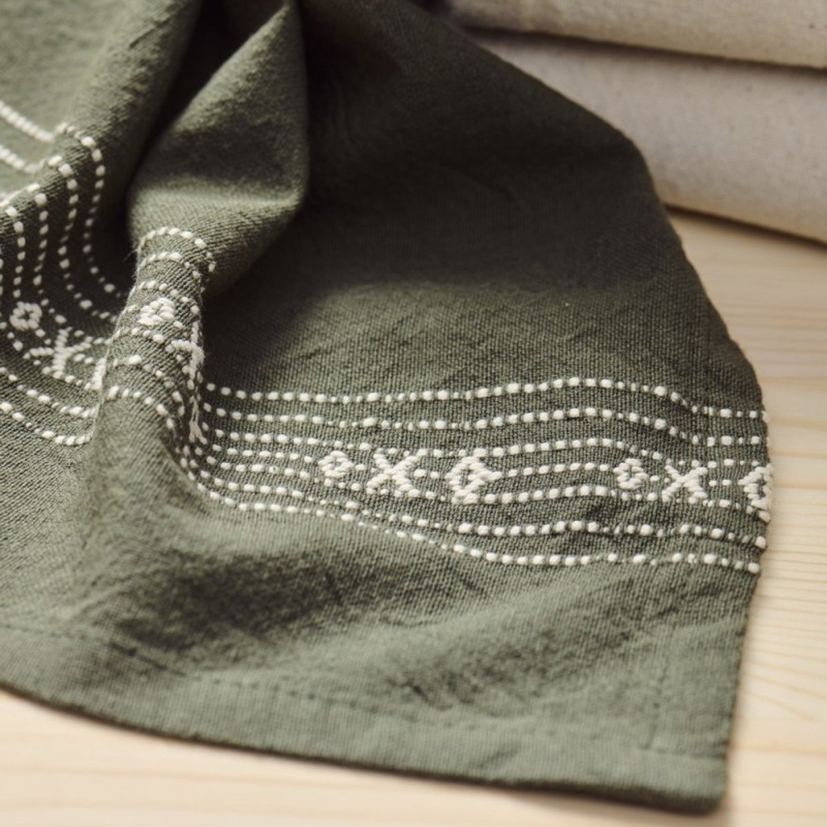 Torchon de cuisine coton broderie vert foncé, IB LAURSEN
