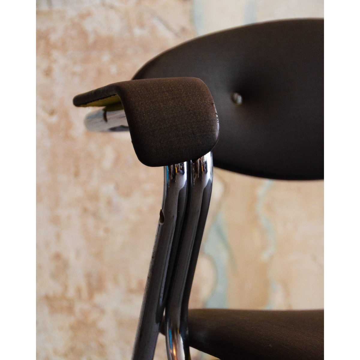 Chaise tubulaire en simili-cuir Alma N°1533 - Bon état gris, DEBONGOUT