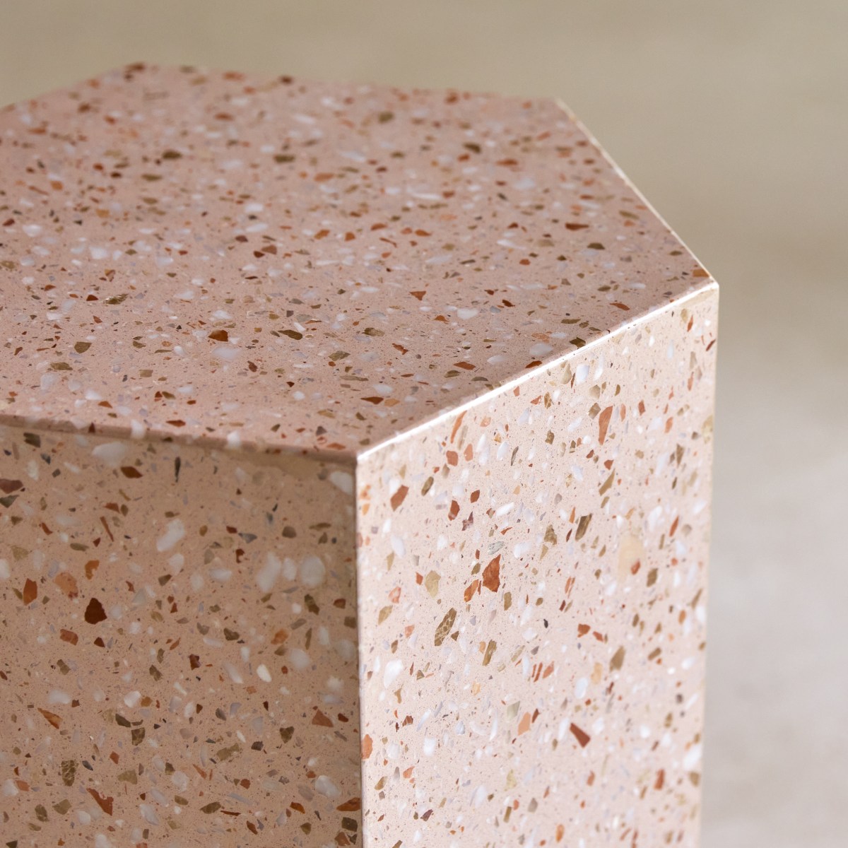 Bout de canapé en Terrazzo premium, ZOÉ rose, TIKAMOON