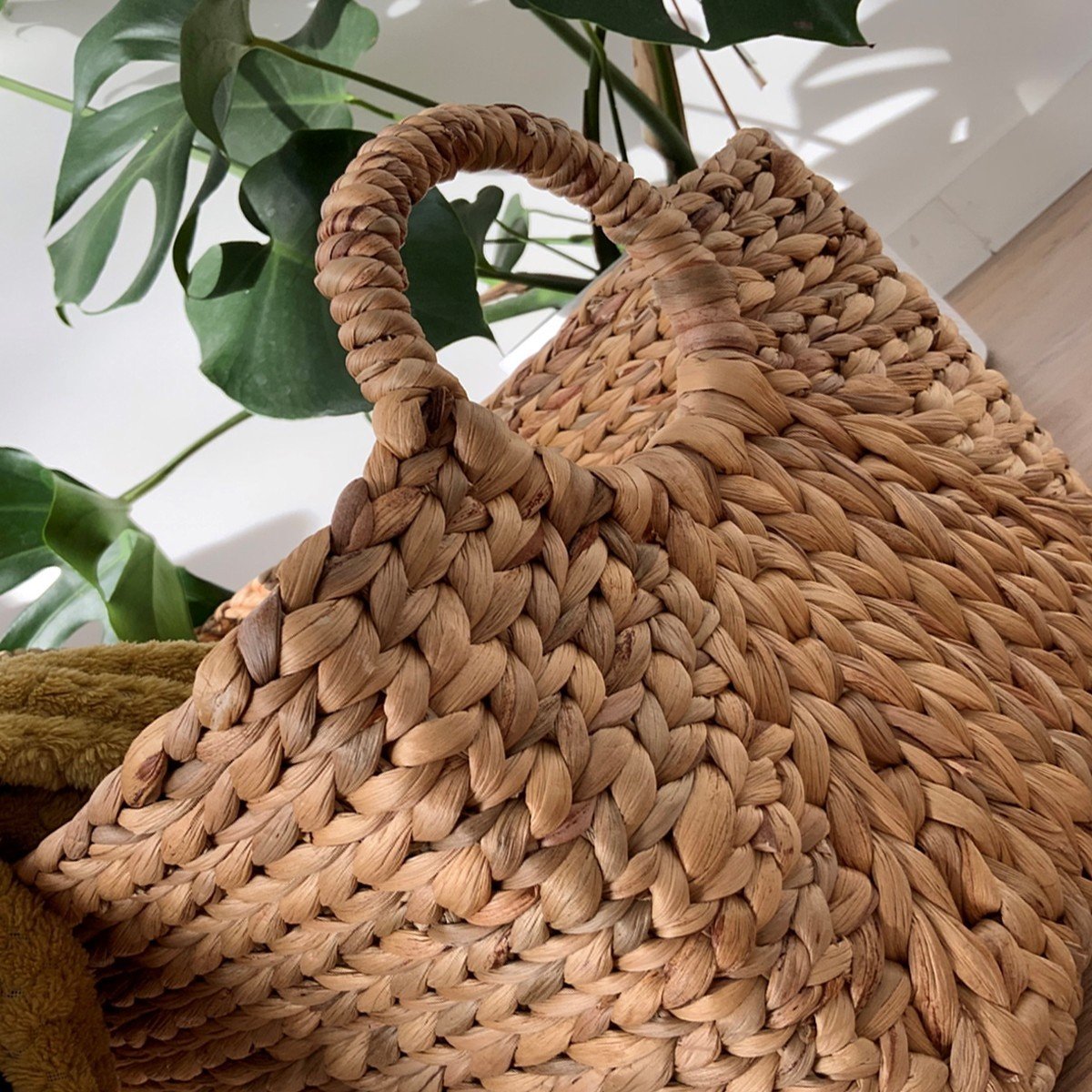 Panier en Jacinthe d'eau avec poignées - L46xP27xH27 beige, CALICOSY