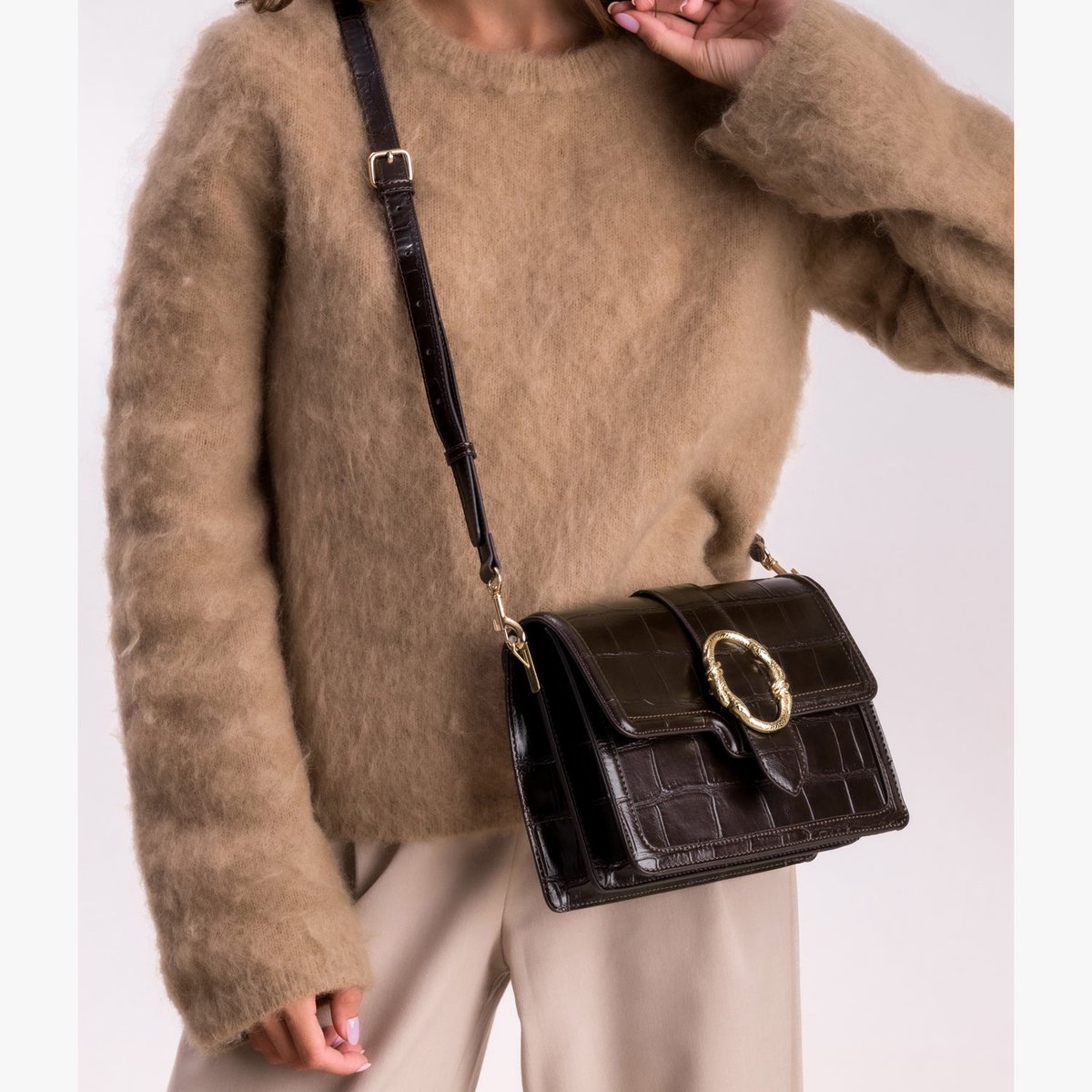 Sac À Main ELISEA crossbody boucle serpent marron fonce, BOCAGE