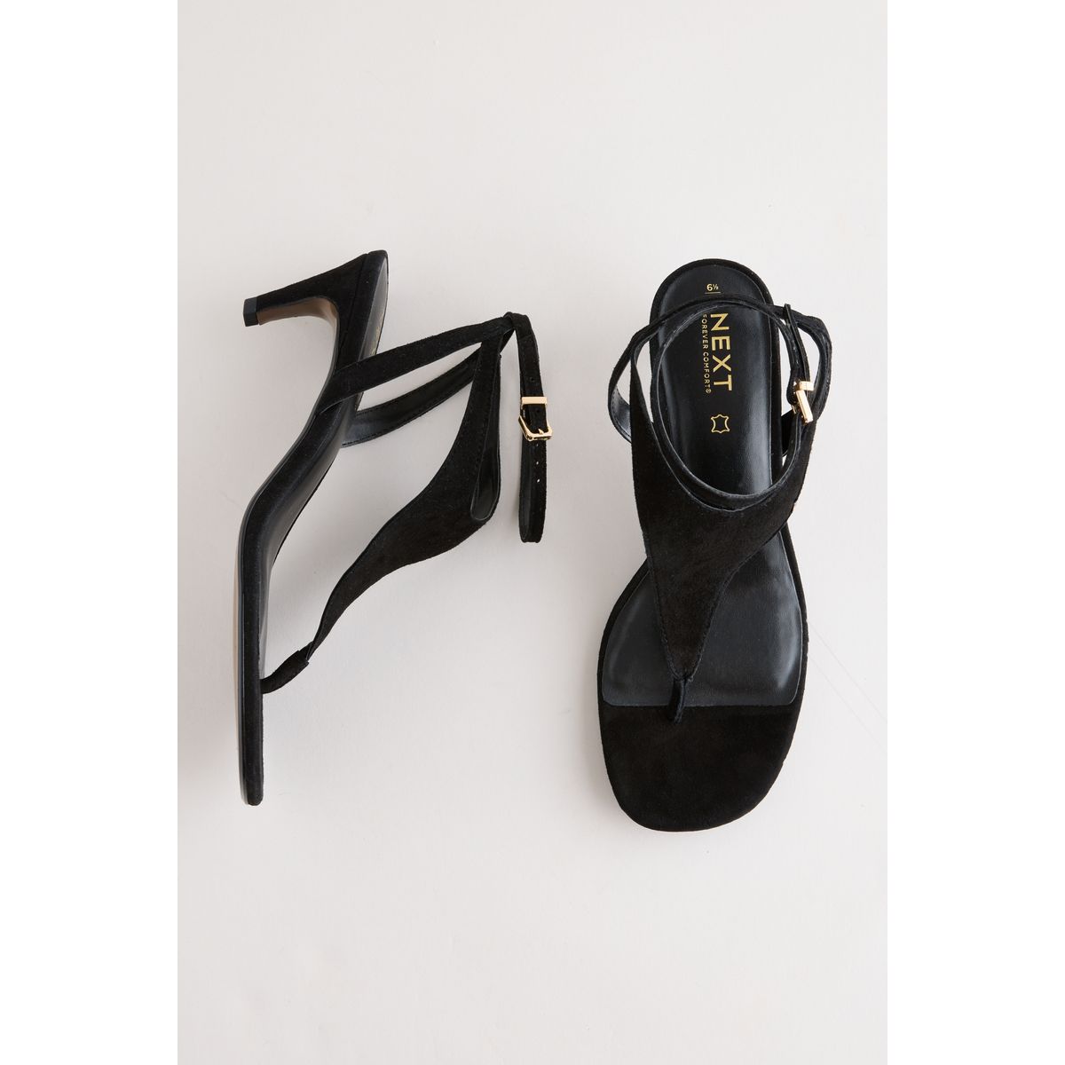 Sandales en daim avec talons et entredoigt noir, NEXT
