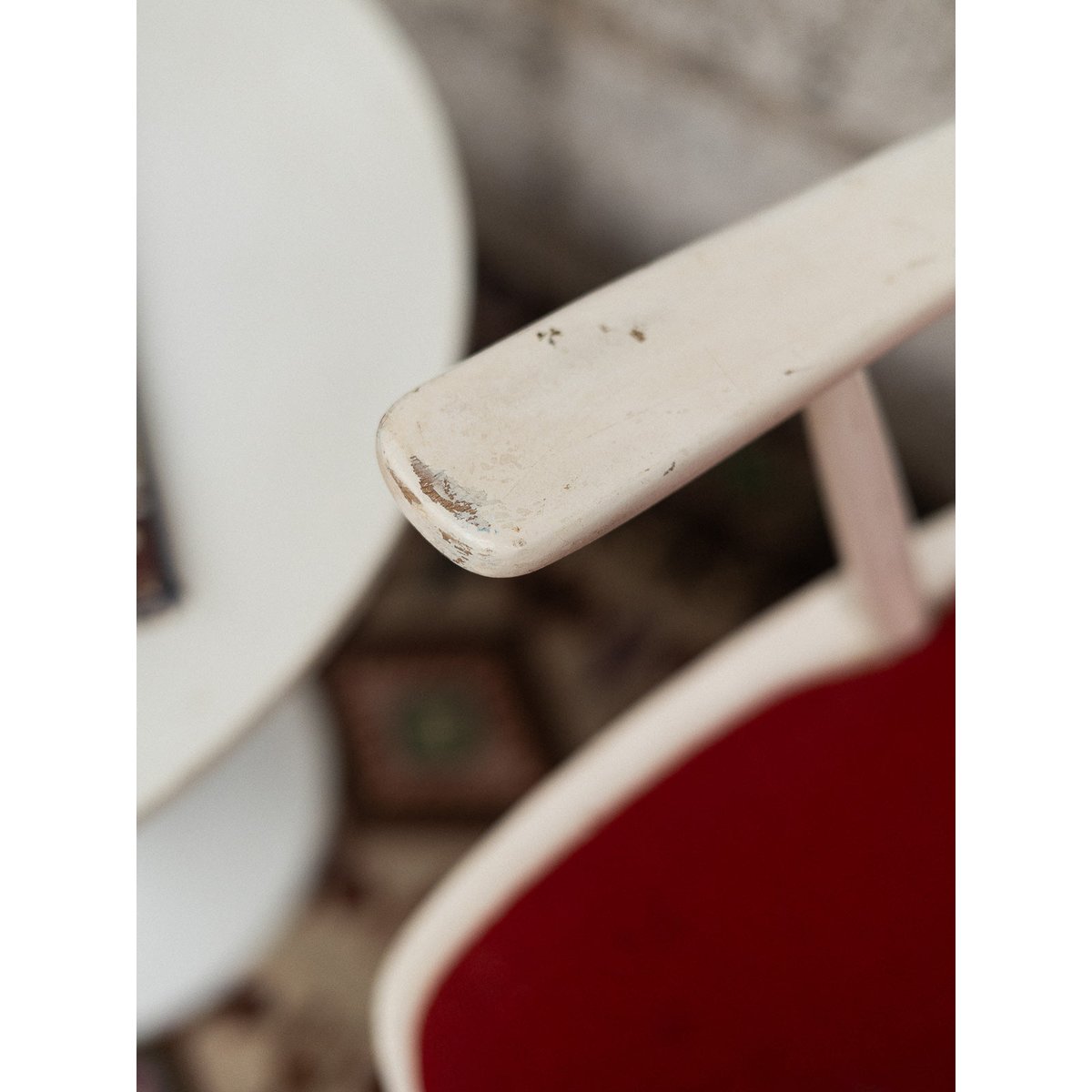 Chaise rouge et blanche Alma N°1724 - Bon état blanc, DEBONGOUT