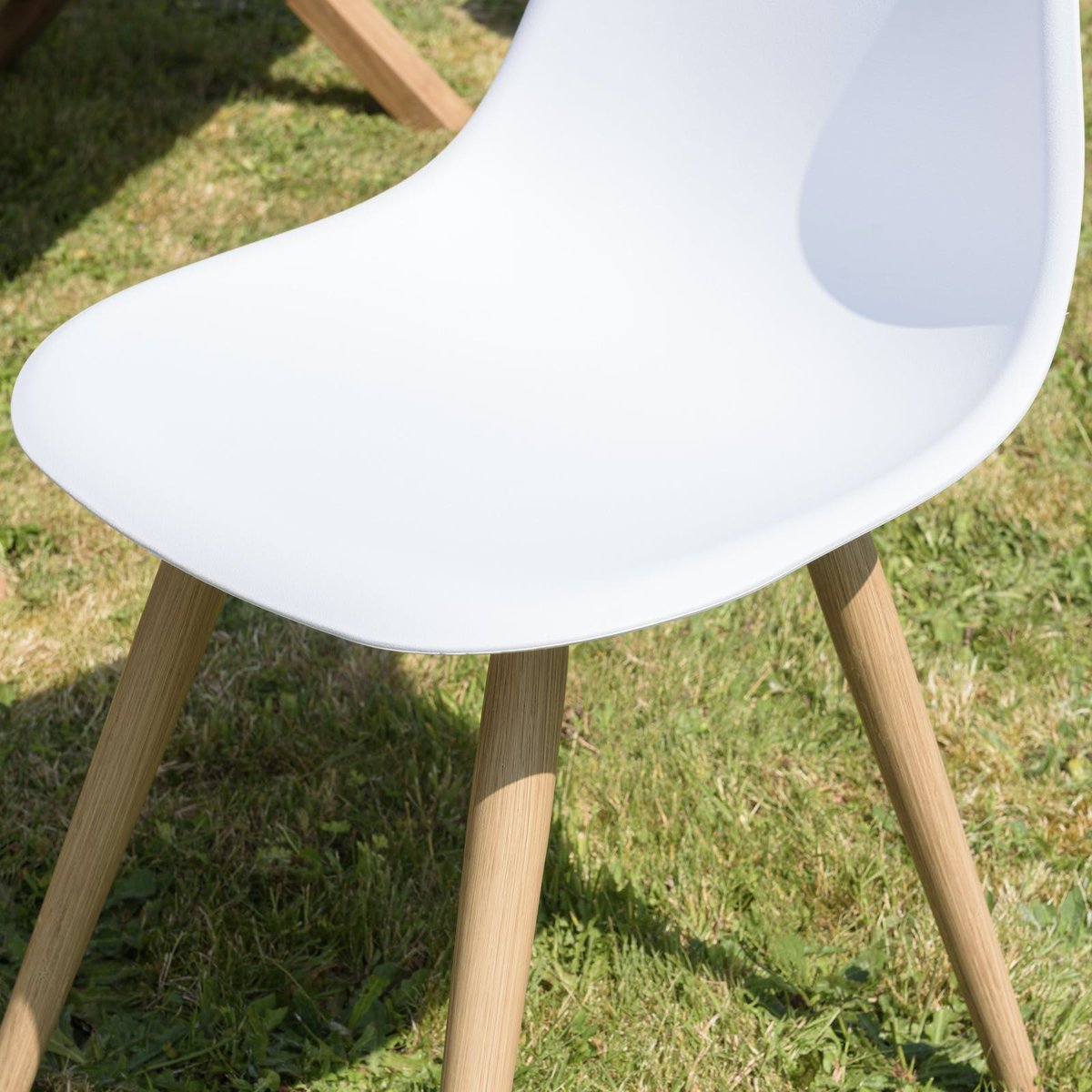 Chaise de jardin style scandinave assise blanche pieds couleur naturelle (lot de 2) GIJON blanc, PIER IMPORT