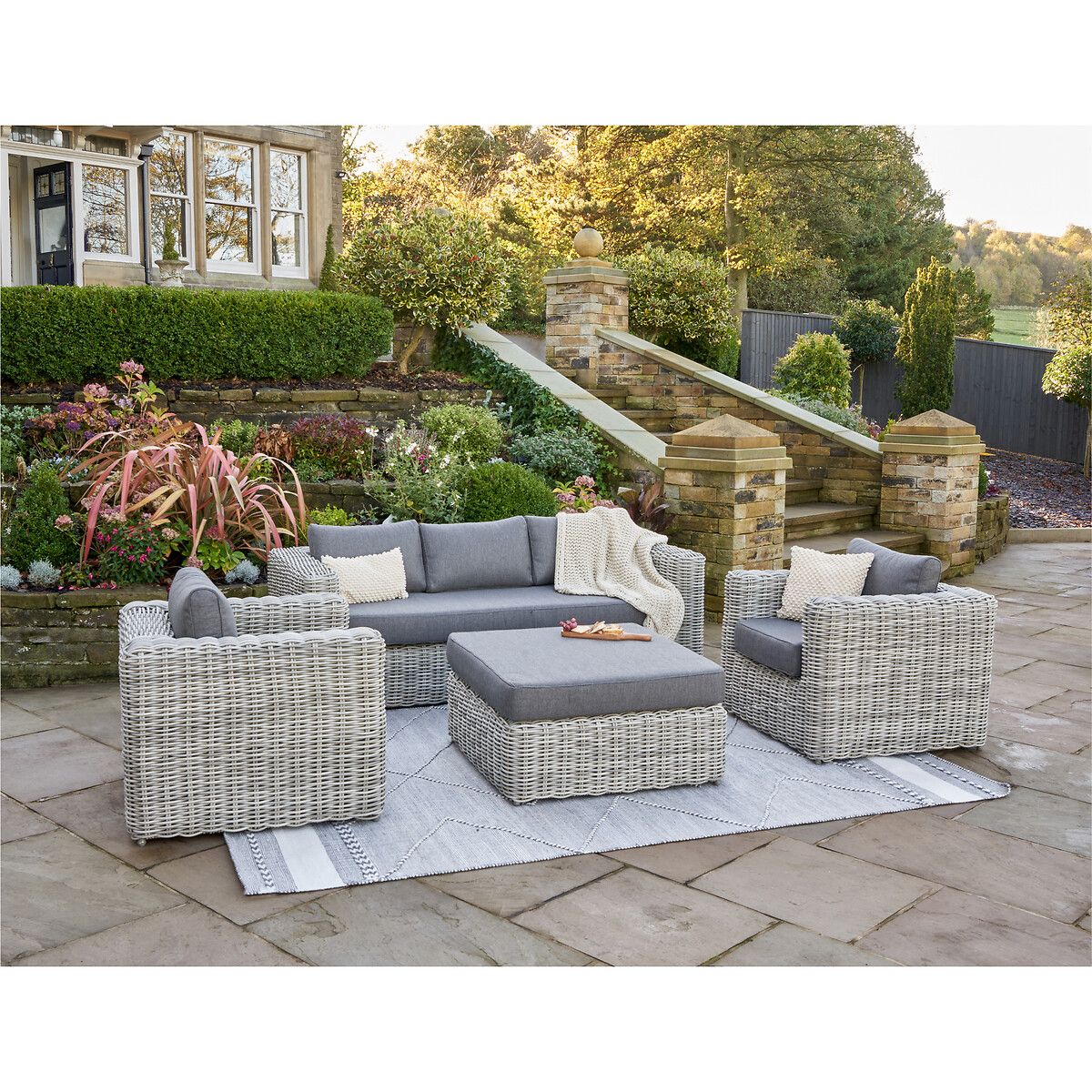 Plaited Stripe Design Indoor/Outdoor Rug grey + white, SO'HOME