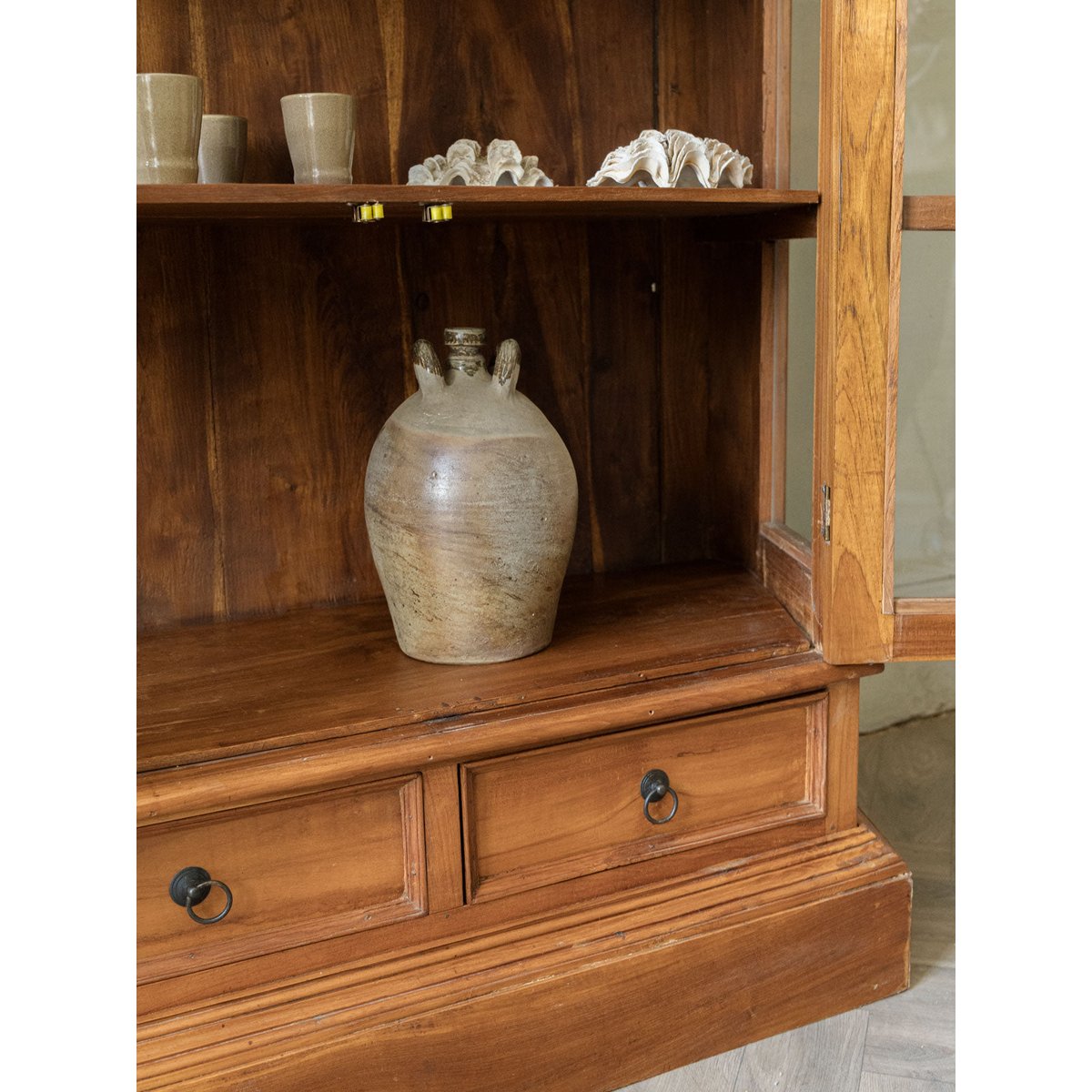 Grande vitrine en bois massif Victoria N°1280 - Bon état bois clair, DEBONGOUT