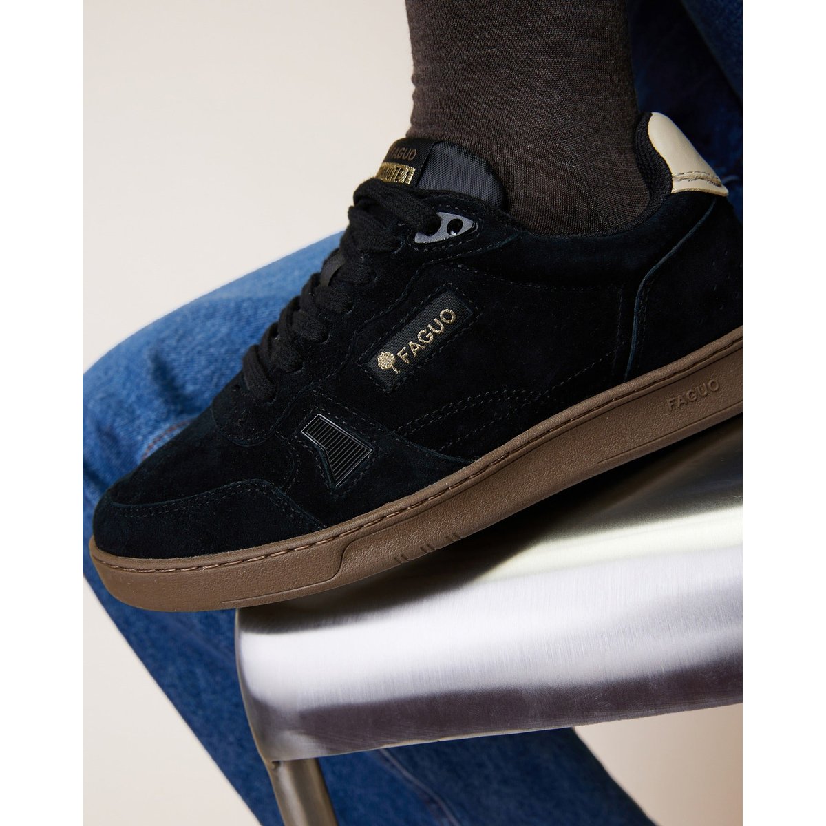 Baskets basses en cuir nubuck noir, FAGUO