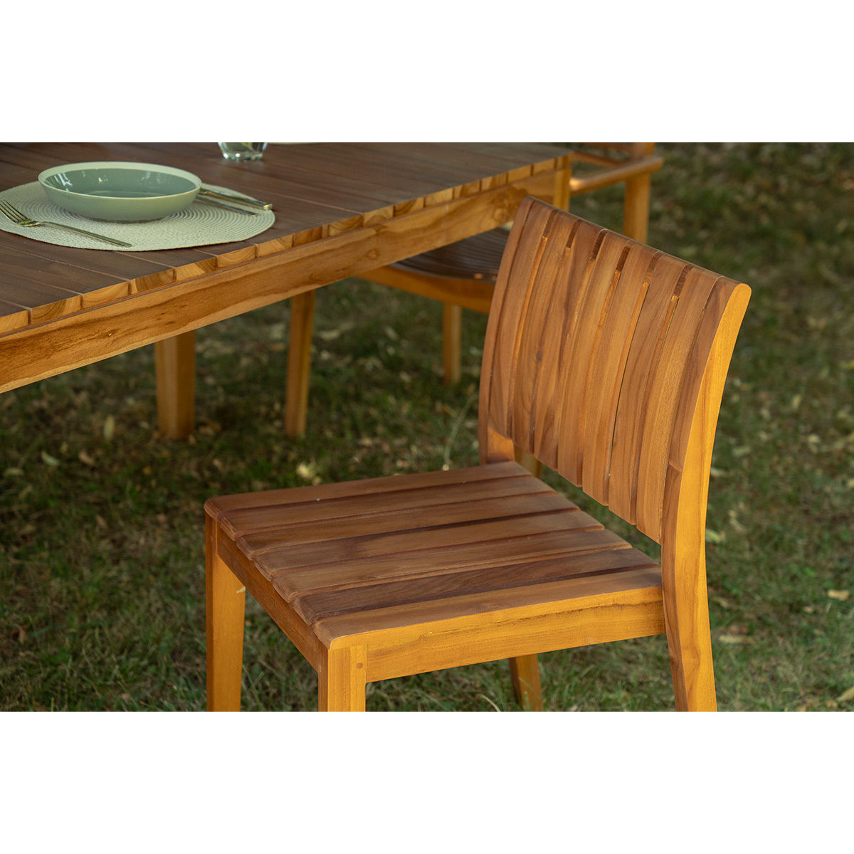 Chaises de jardin empilables en bois teck massif (lot de 2) TECKA couleur unique, MILIBOO