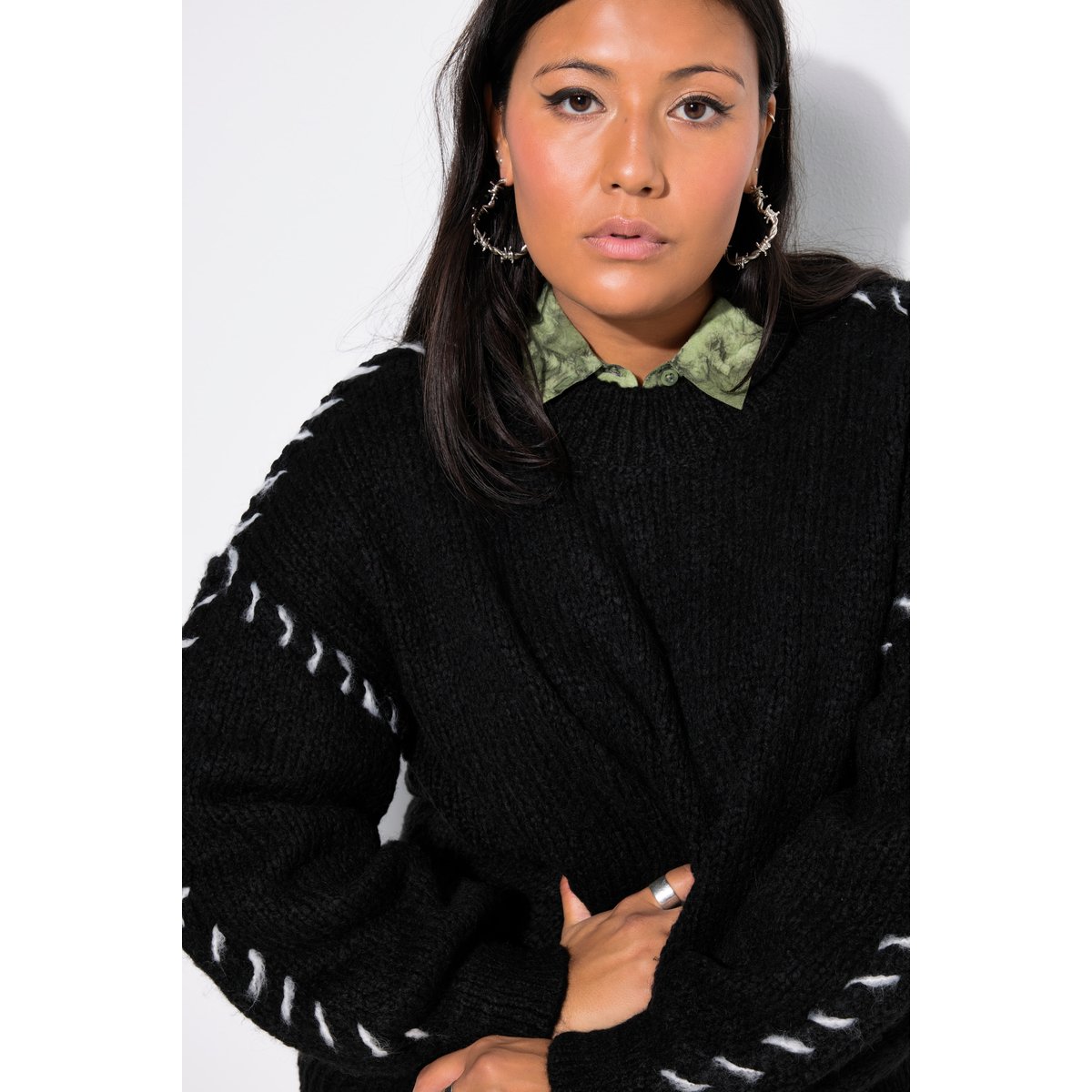 Pull oversize. Manches longues et coutures noir, STUDIO UNTOLD