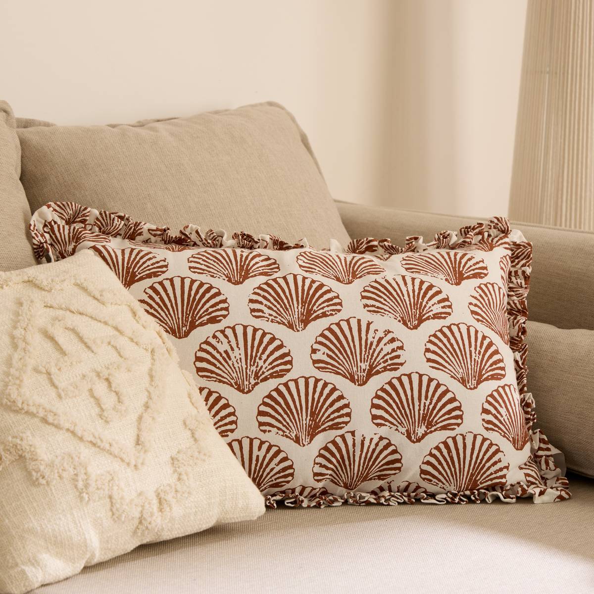 Coussin avec broderies coquillages OCEANIA terracotta, ATMOSPHERA