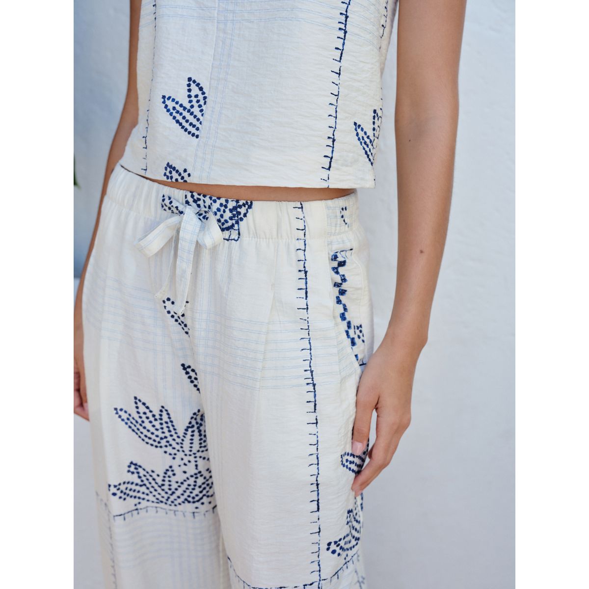 Pantalon barrel avec lin imprimé palmier écru/marine, NEXT