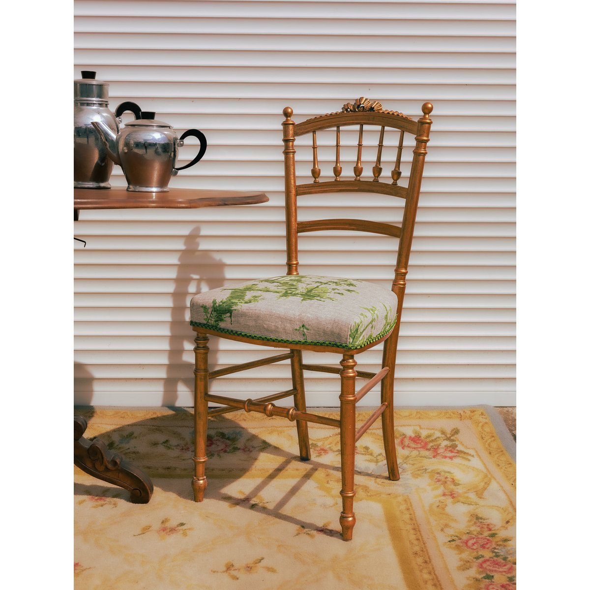 Paire de chaises dorées Claude N°1561 - Bon état doré, DEBONGOUT