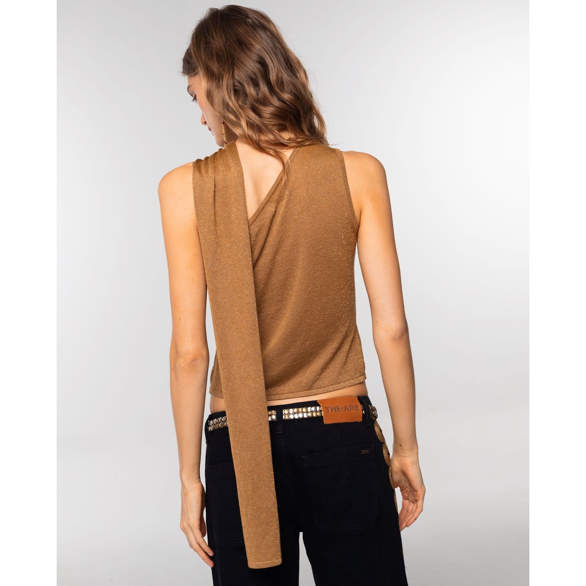 Top asymétrique avec foulard décoratif brune, THE-ARE