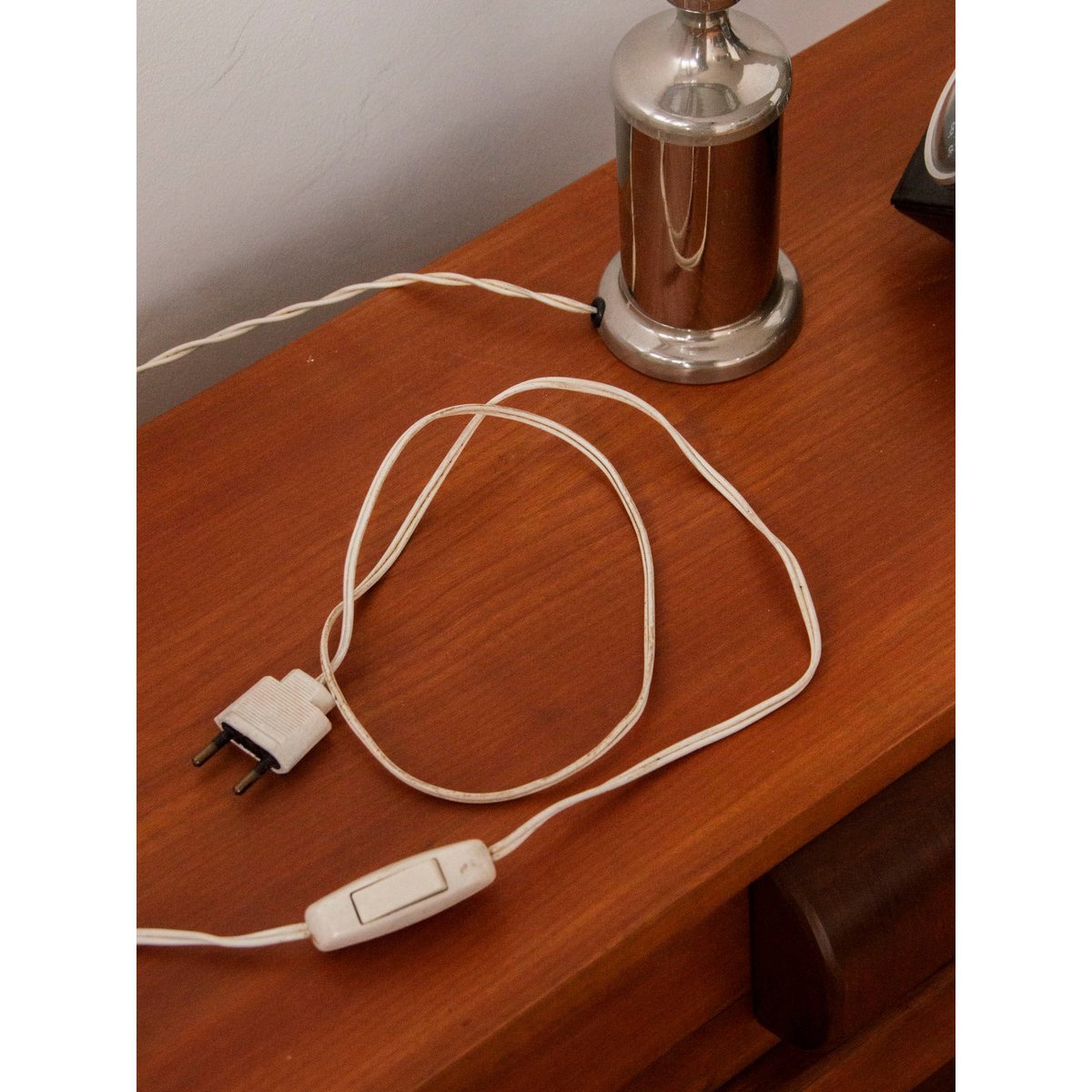 Grande lampe en métal et verre Julia N°509 - Bon état argenté, DEBONGOUT