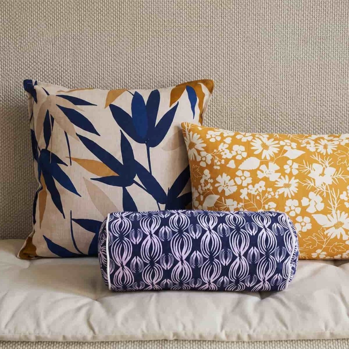 Coussin en coton imprimé fleurs 30x50cm jaune, ORNAMI