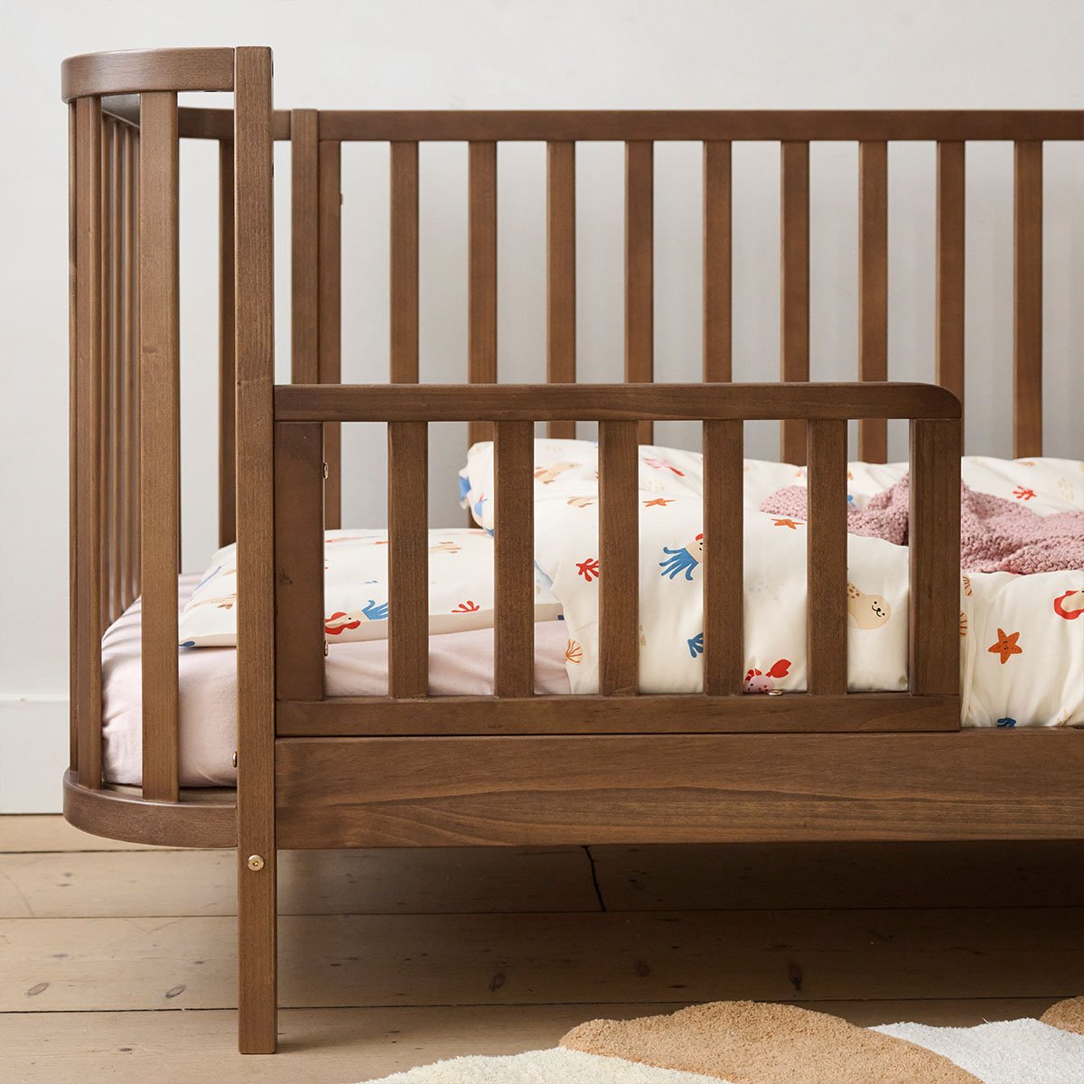 Lit bébé évolutif ovale COCON noyer foncé, PETITE AMELIE