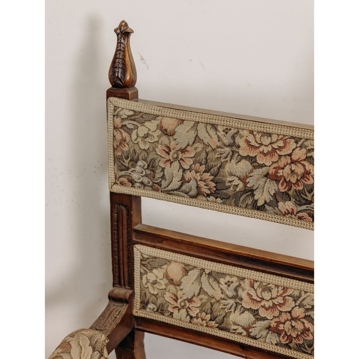 Grand fauteuil en bois sculpté et tapisserie florale Ernest N°1608 - Bon état bois foncé, DEBONGOUT