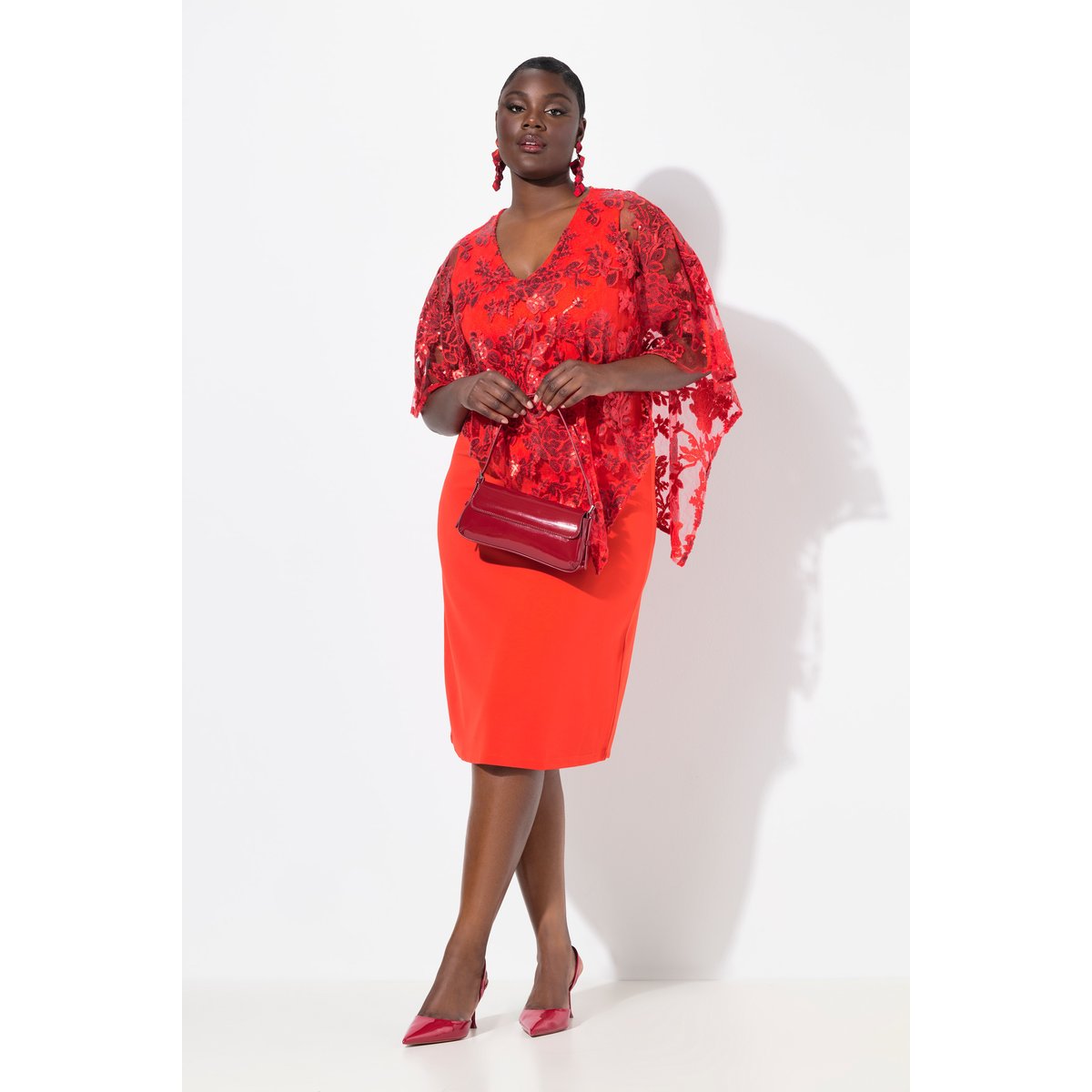Robe, jeté à sequins. Décolleté V rouge clair, ULLA POPKEN