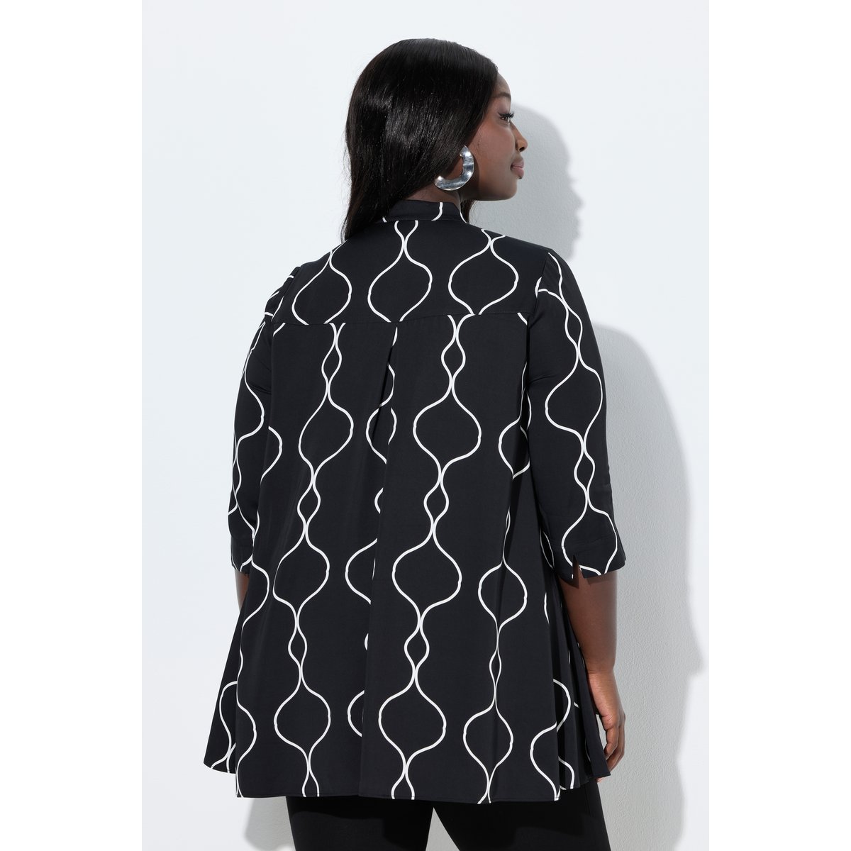 Blouse en satin coupe évasée, col montant noir, ULLA POPKEN
