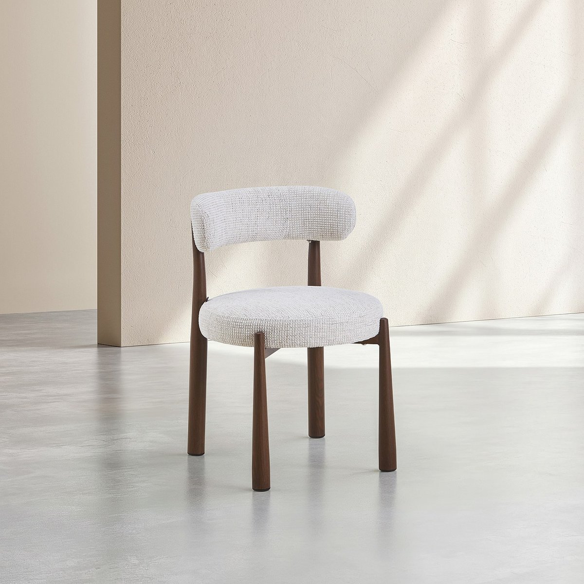 Lot de 2 chaises en tissu et métal finition noyer BRYNE blanc cassé, HABITAT