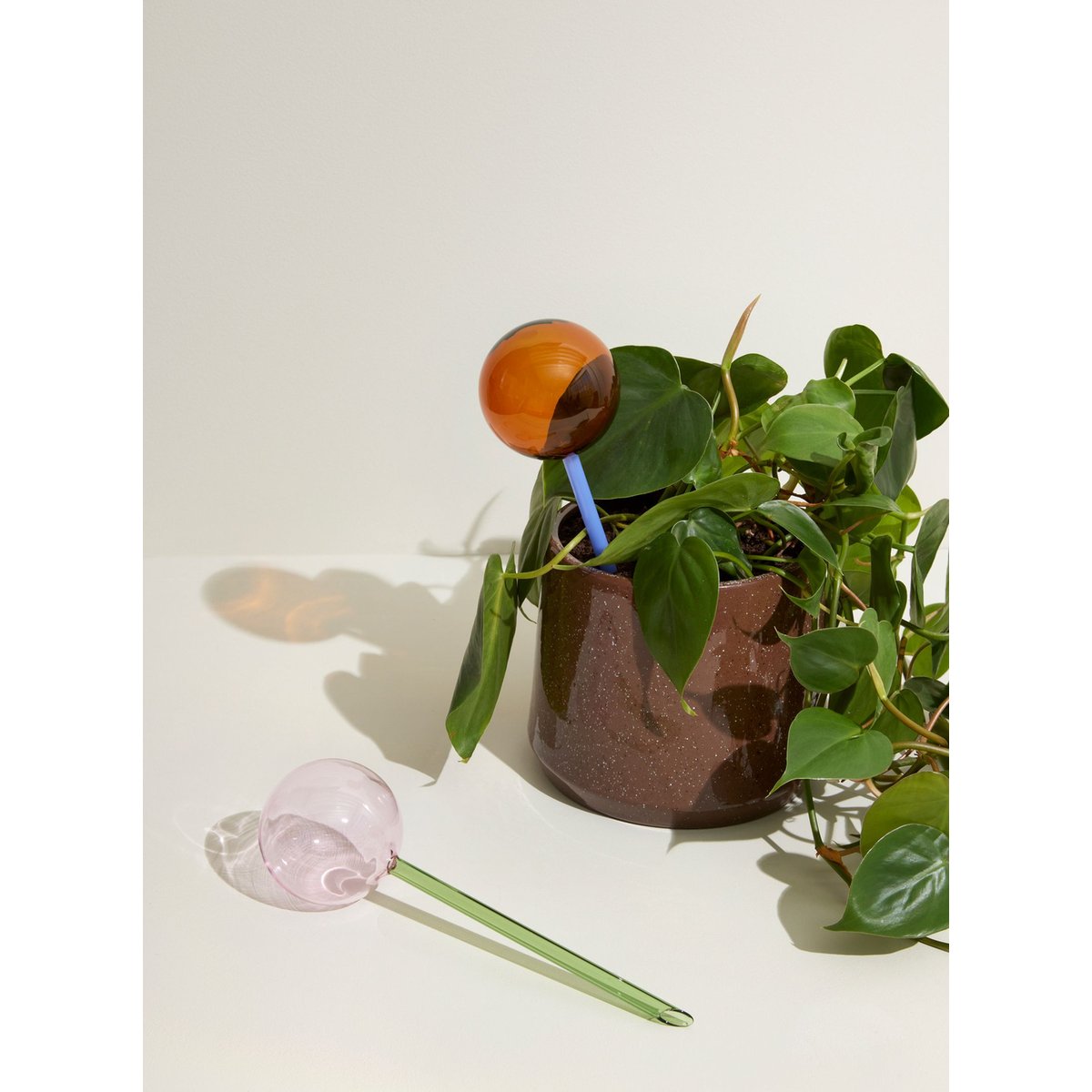 Globe d'arrosage en verre FLORA ambre/bleu, HUBSCH