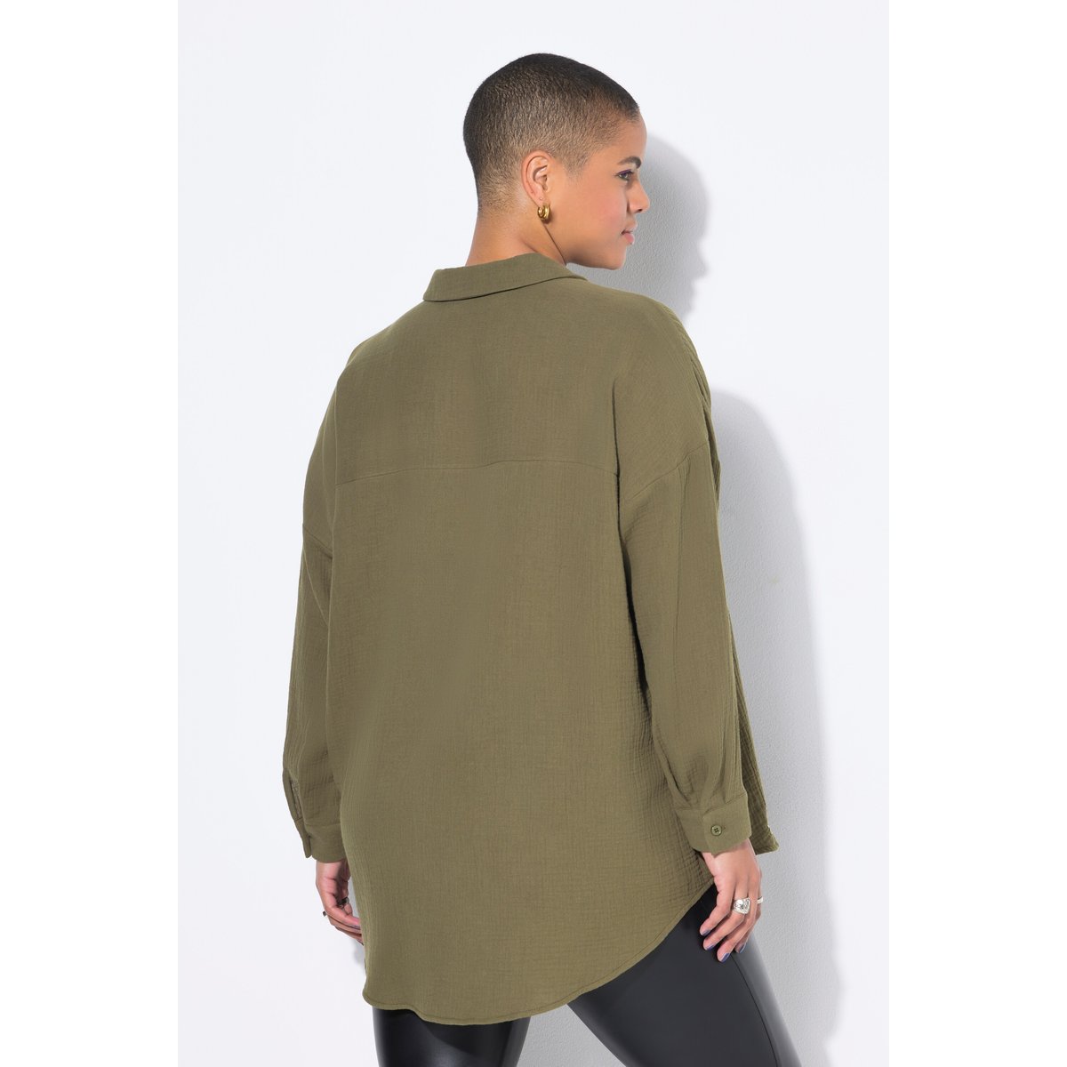 Chemisier oversize en mousseline. Broderie olive foncé, STUDIO UNTOLD