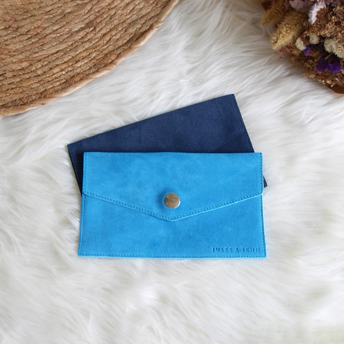 Pochette enveloppe cuir daim upcyclé bleu azur, JULES & JENN