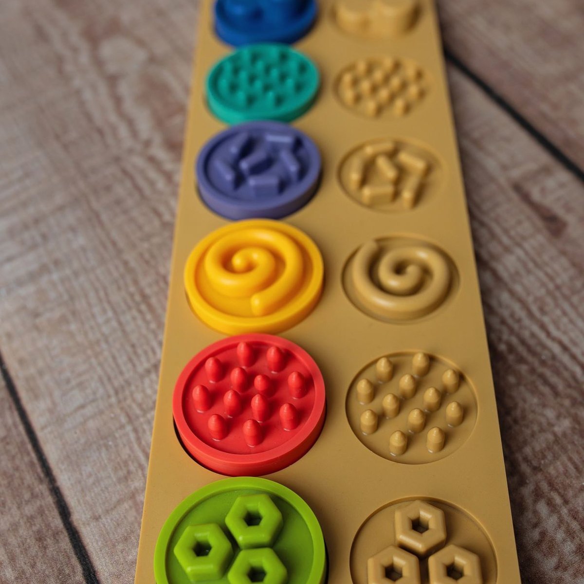 Puzzle sensoriel Montessori XL – Formes tactiles à associer SENSO multicolore, SEVIRA KIDS