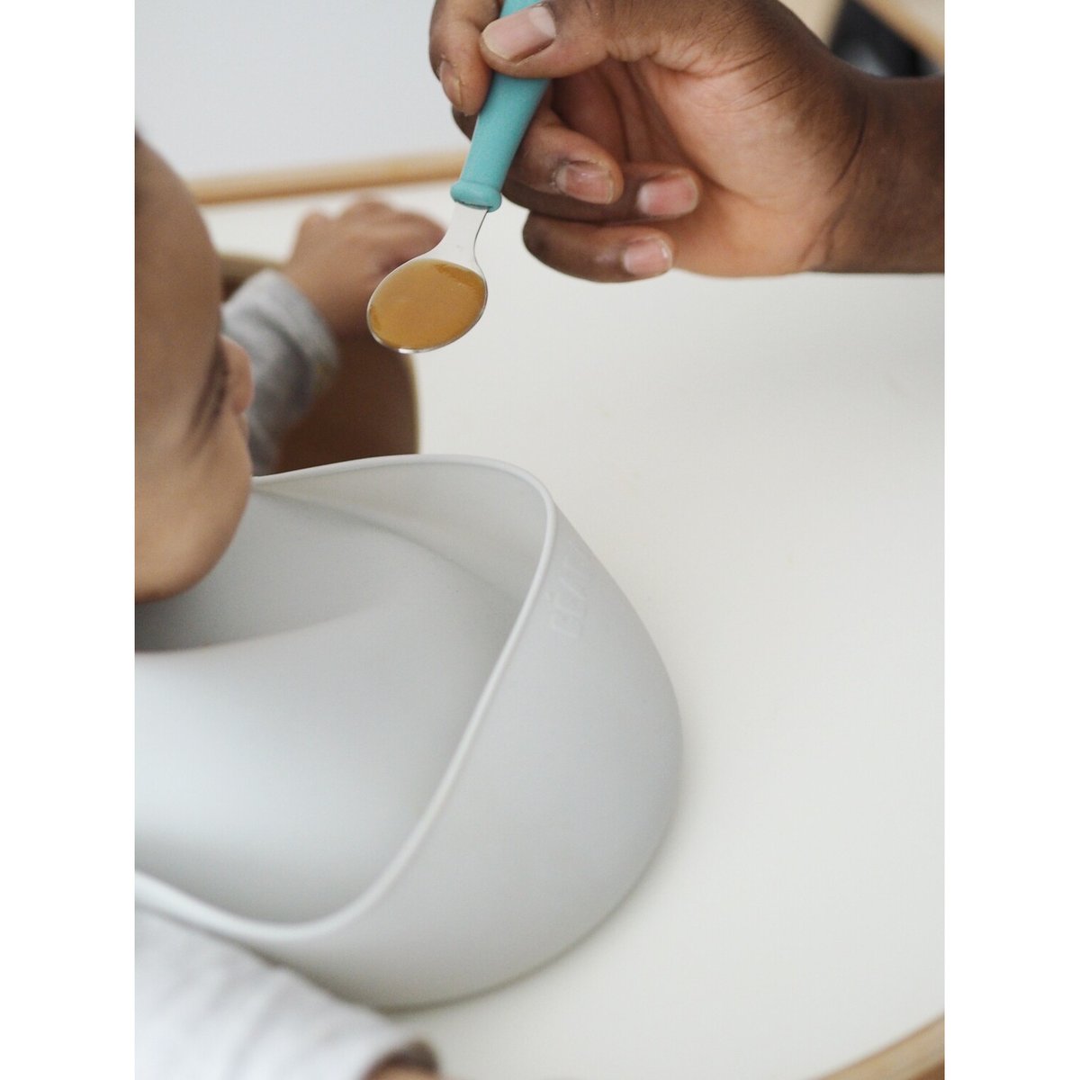 Lot de 2 bavoirs silicone avec poche gris, bleu, BEABA