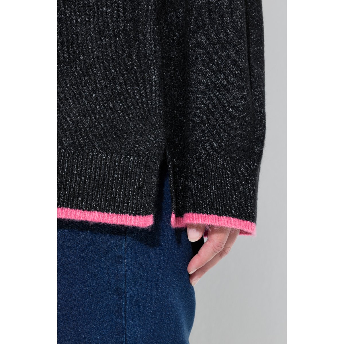 Pull col en V et manches longues, cœur brodé noir, ULLA POPKEN