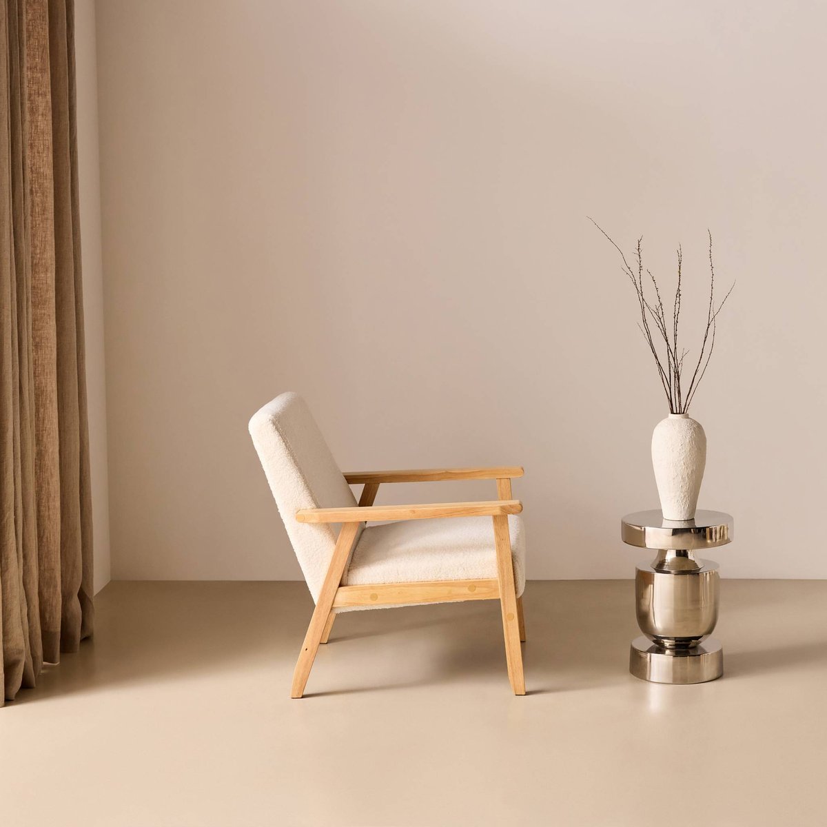 Fauteuil scandinave bois de peuplier, d'hévéa et bouclette ISAK crème, SWEEEK