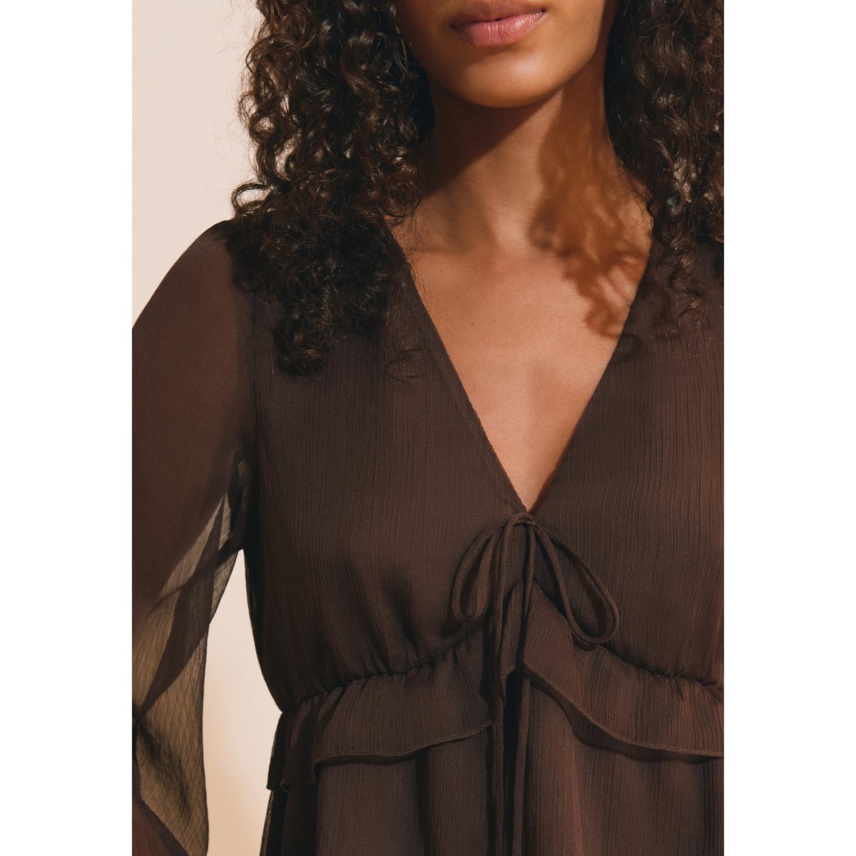 Blouse à volants avec manches transparentes BIANCA chocolat, ETAM