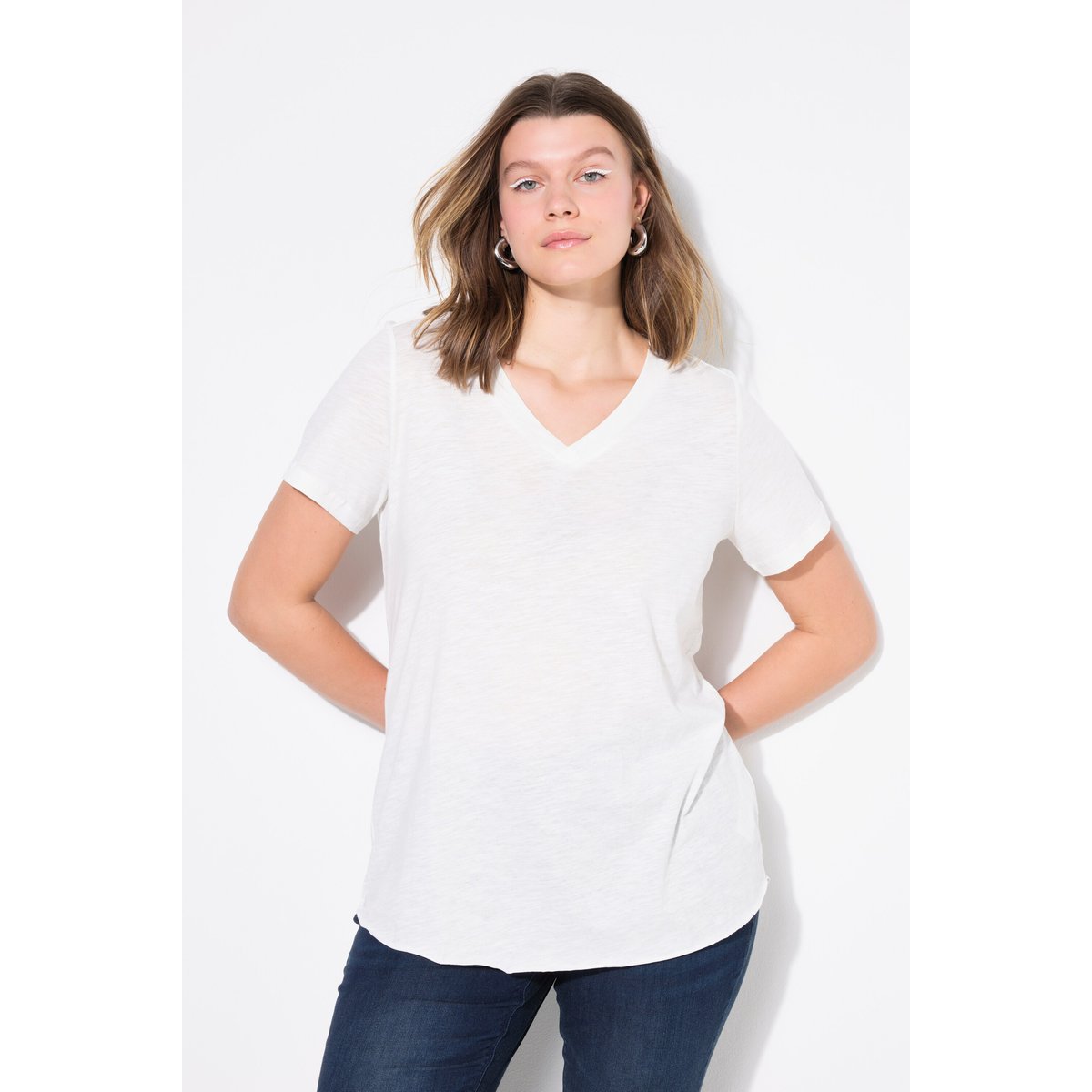 T-shirt à manches courtes et encolure V. blanc cassé, STUDIO UNTOLD