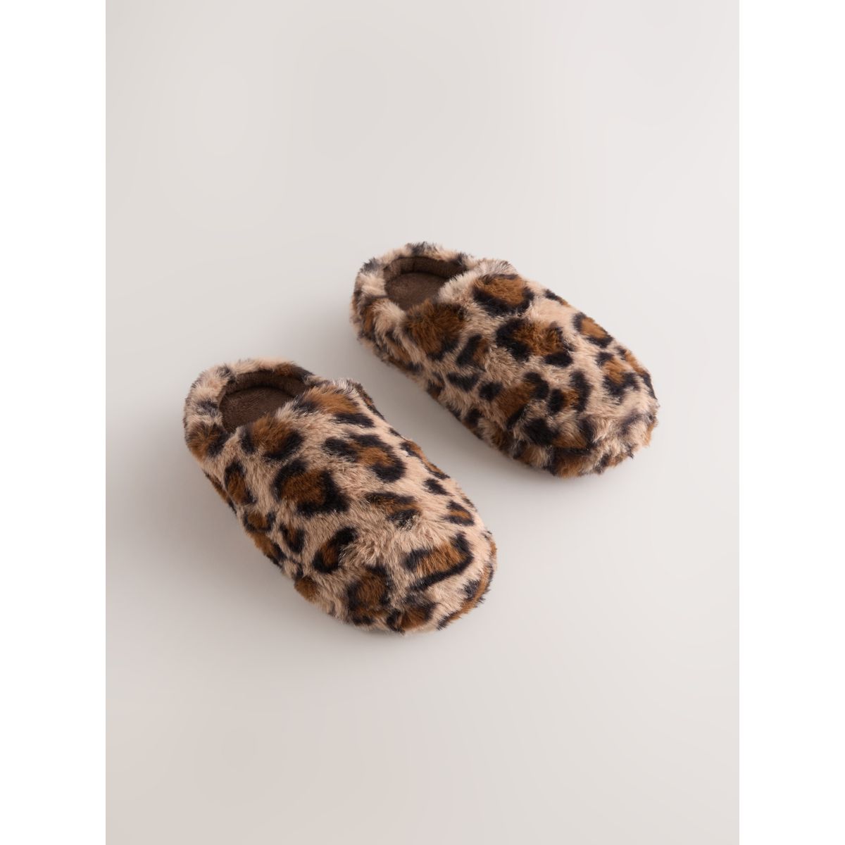 Chaussons style mules en imitation fourrure imprimé léopard, NEXT