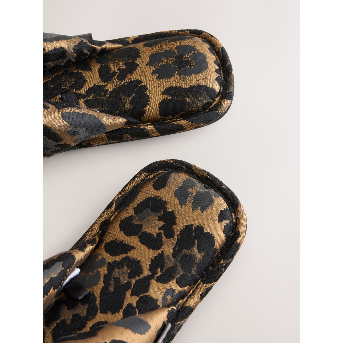 Chaussons rembourrés à entredoigt léopard, NEXT