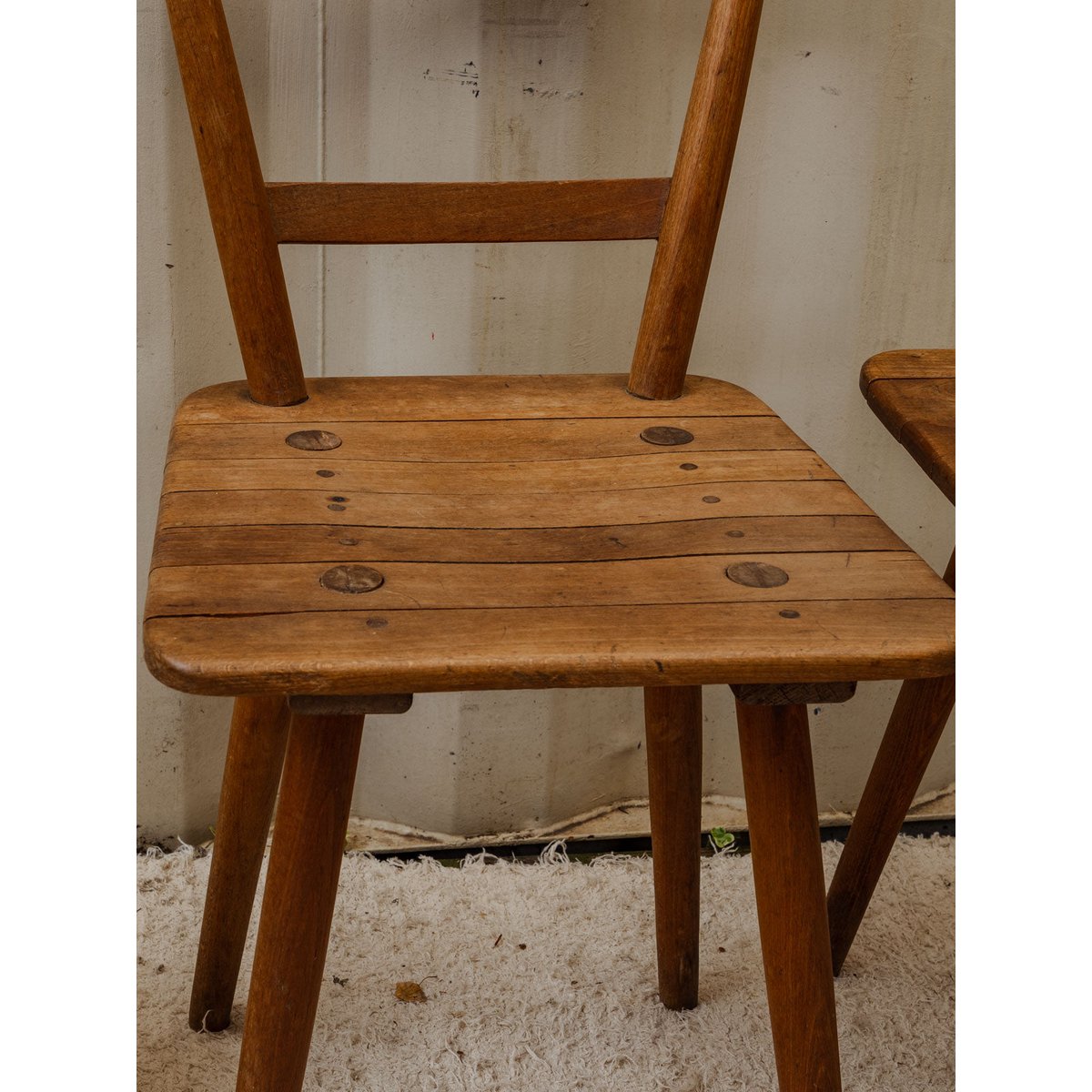 Paire de chaises en bois Claude N°1279 - Bon état bois foncé, DEBONGOUT
