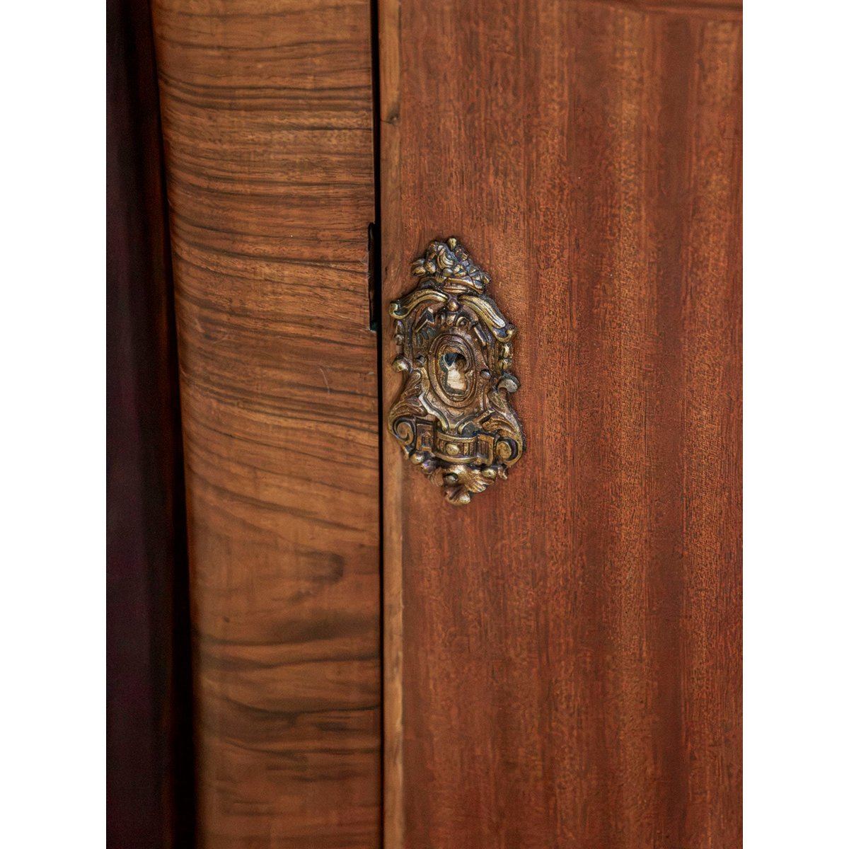 Armoire encoignure en bois marqueté Magda N°732 - Bon état bois clair, DEBONGOUT