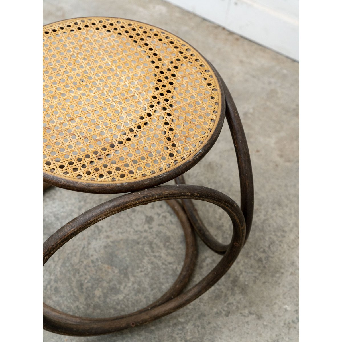 Table d'appoint en bois et cannage Francine N°1060 - Bon état bois foncé, DEBONGOUT