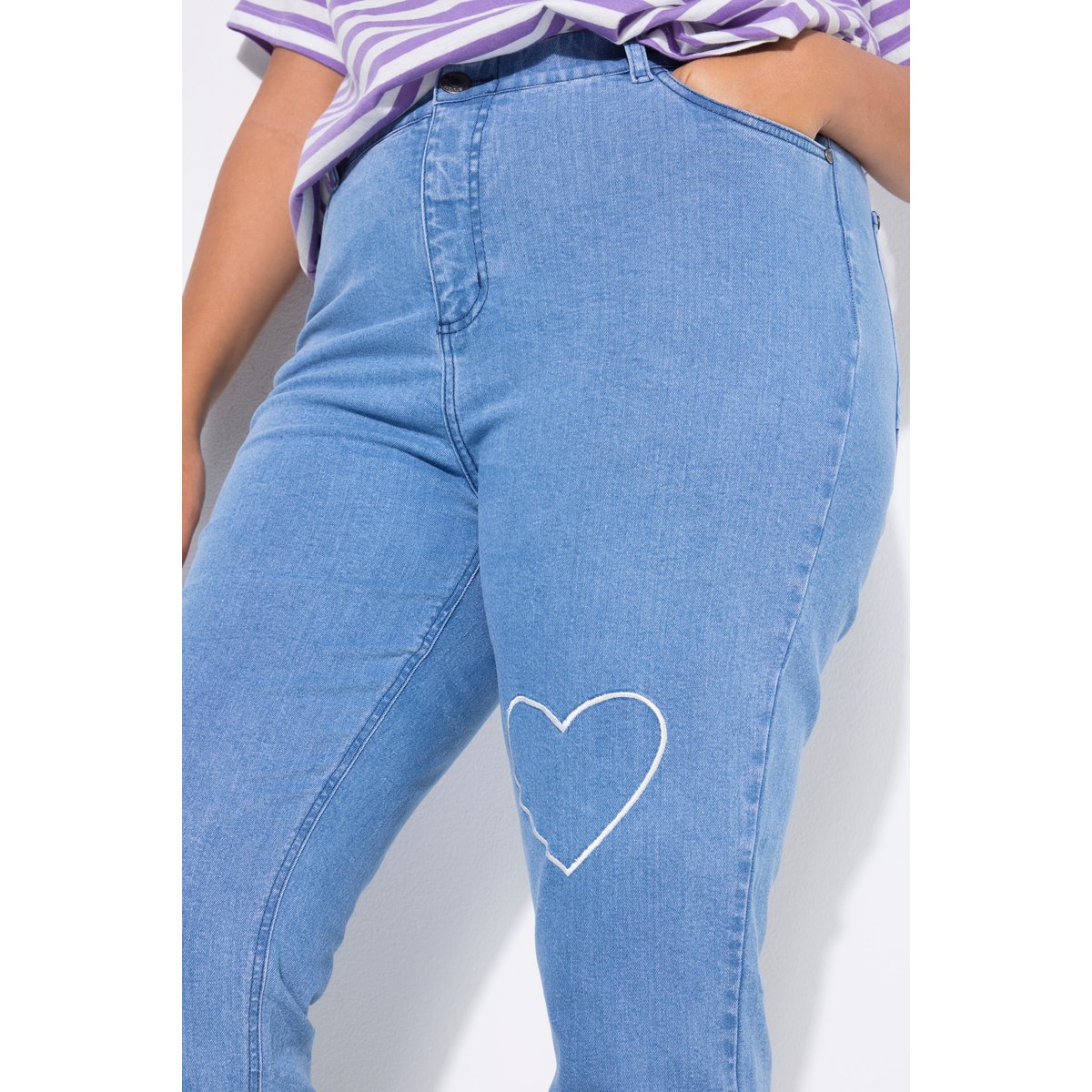 Jean Mom 5 poches, cœur brodé bleu jean, STUDIO UNTOLD